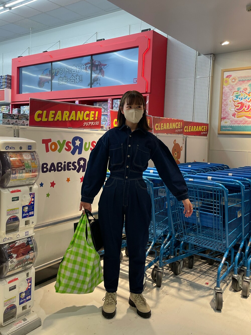 「hotterthanhell、デニムジャンプスーツ、NIKE」｜「NIKEのNIKE WOMENS LAHAR LOW / ナイキ ウィメンズ ラハール  【SP】（スニーカー、ベージュ系）」を使った、アスカスさん（レディース・163cm）の春コーディネートの1枚目の写真