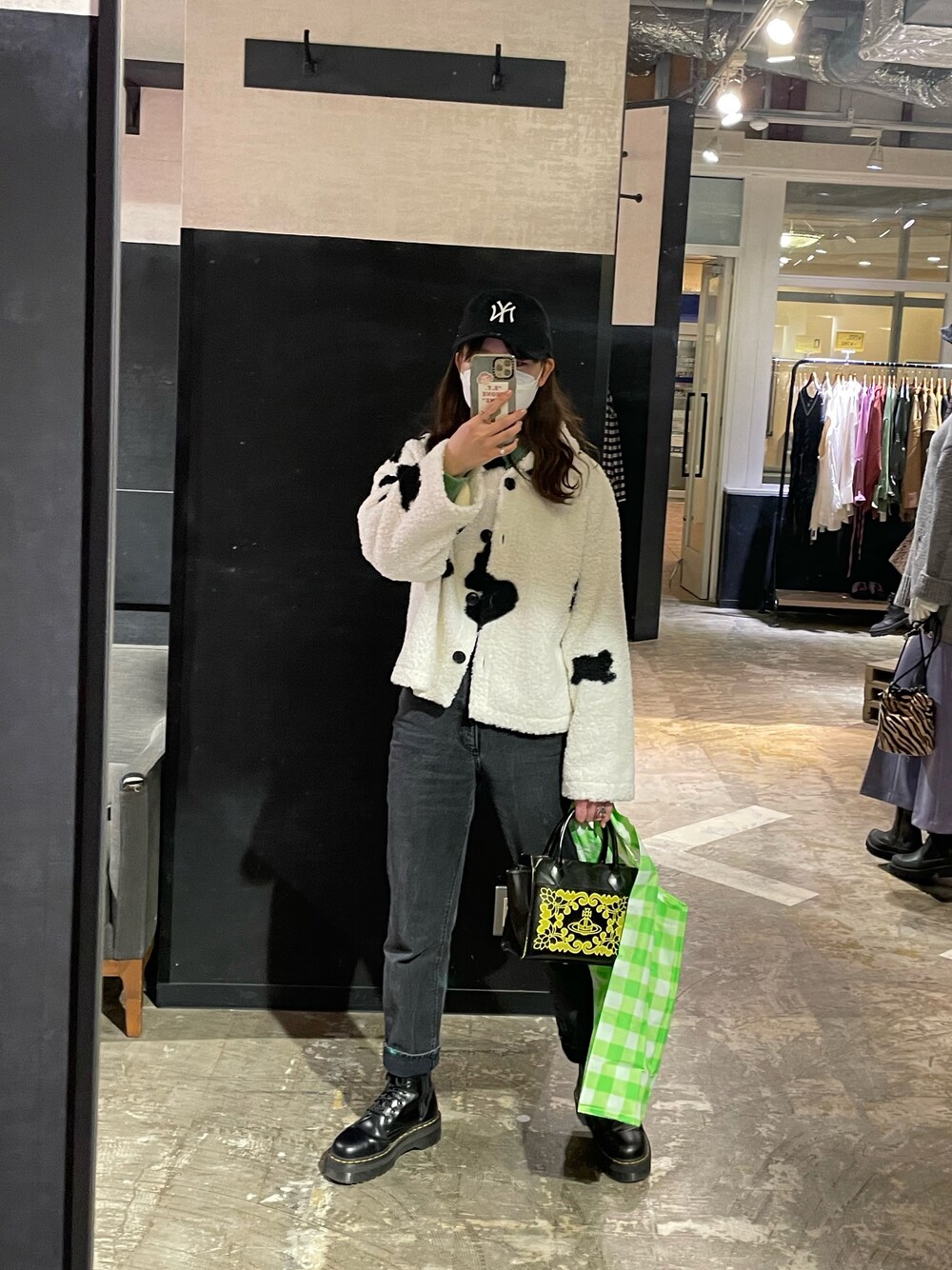 「牛柄、GUコーデ、NEW ERA」｜「GUのアイテム（デニムパンツ、ブラック系）」を使った、アスカスさん（レディース・163cm）の冬コーディネートの1枚目の写真