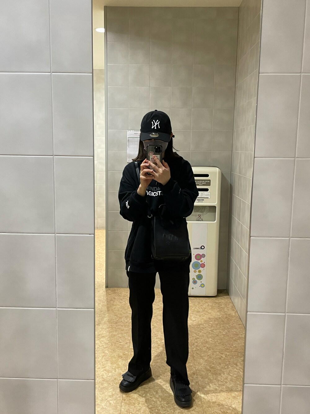 「ブラックコーデ、プチプラコーデ、WINDANDSEA」｜「NEW ERAの【NEW ERA / ニューエラ】べーズボールNYロゴキャップ（キャップ、ブラック系）」を使った、アスカスさん（レディース・163cm）の春コーディネートの1枚目の写真