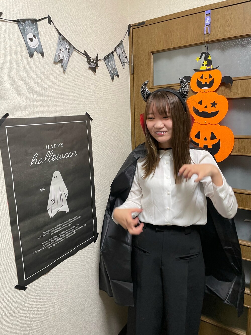 「ハロウィンコーデ、ハロウィンパーティー、DAISO」｜「UNIQLOのレーヨンブラウス（長袖）（シャツ/ブラウス、ホワイト系）」を使った、アスカスさん（レディース・163cm）の秋コーディネートの1枚目の写真