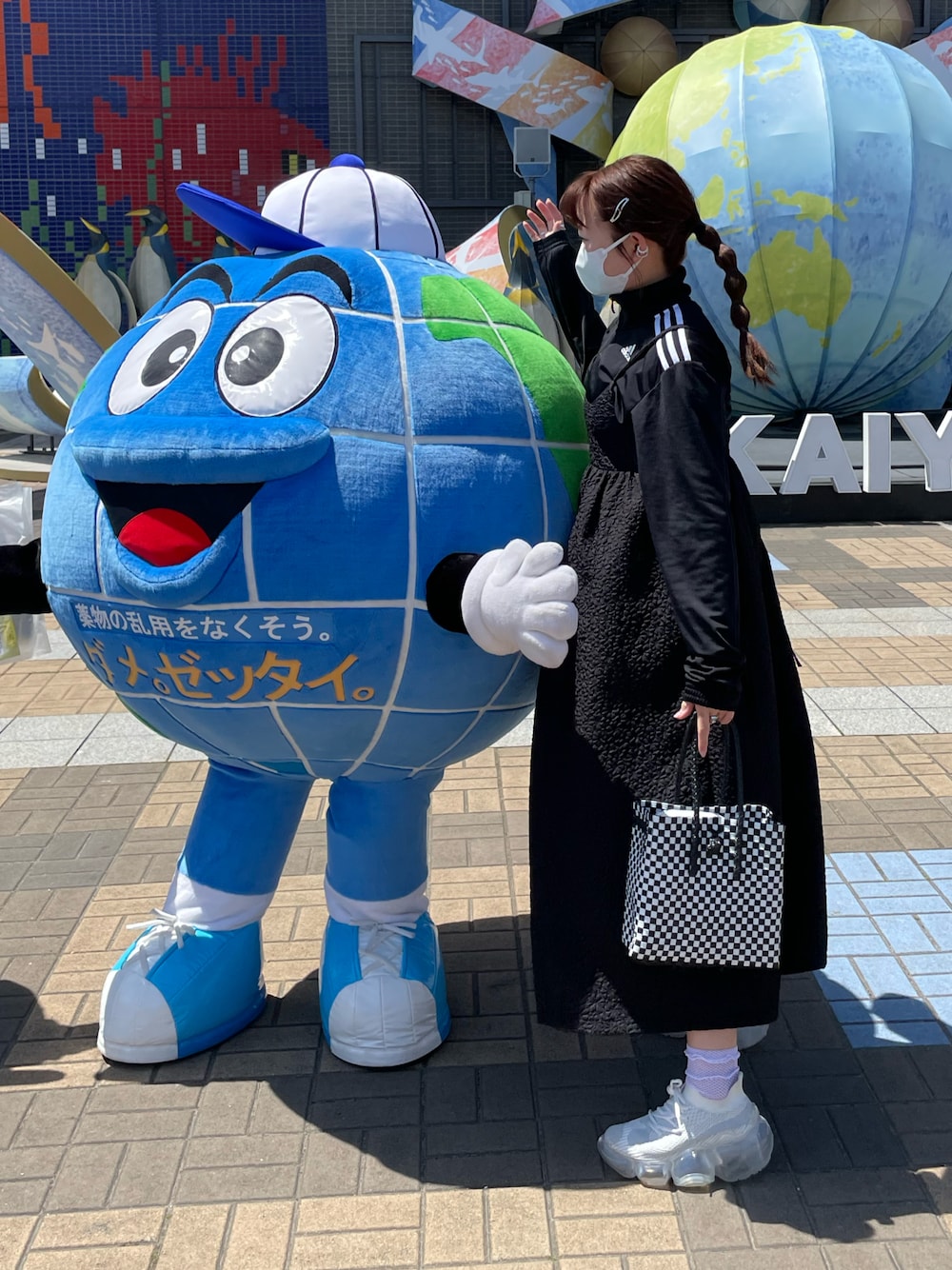 「ブラックコーデ、adidas、mekearisa、grounds」｜「mekearisaのアイテム（バッグ、ブラック系）」を使った、アスカスさん（レディース・163cm）の春コーディネートの1枚目の写真