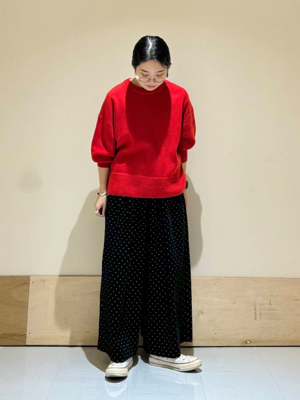 ブラック系のその他パンツ、レッド系のニット/セーターを着用したレディースの冬コーディネートの1枚目の写真
