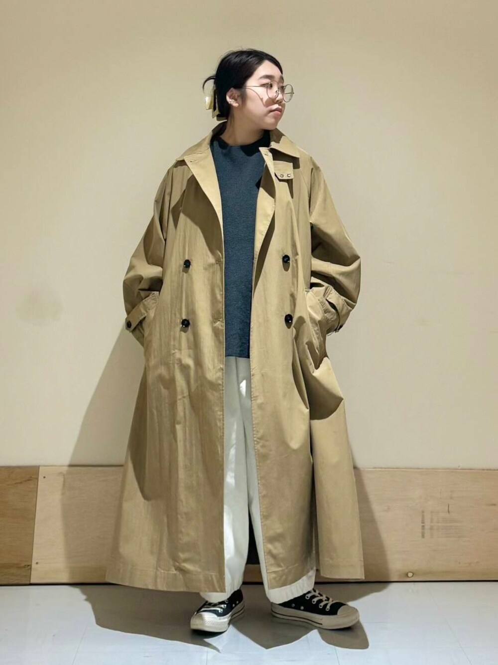 ホワイト系のその他パンツ、ホワイト系のTシャツ/カットソー、ベージュ系のその他アウターを着用したレディースの冬コーディネートの1枚目の写真