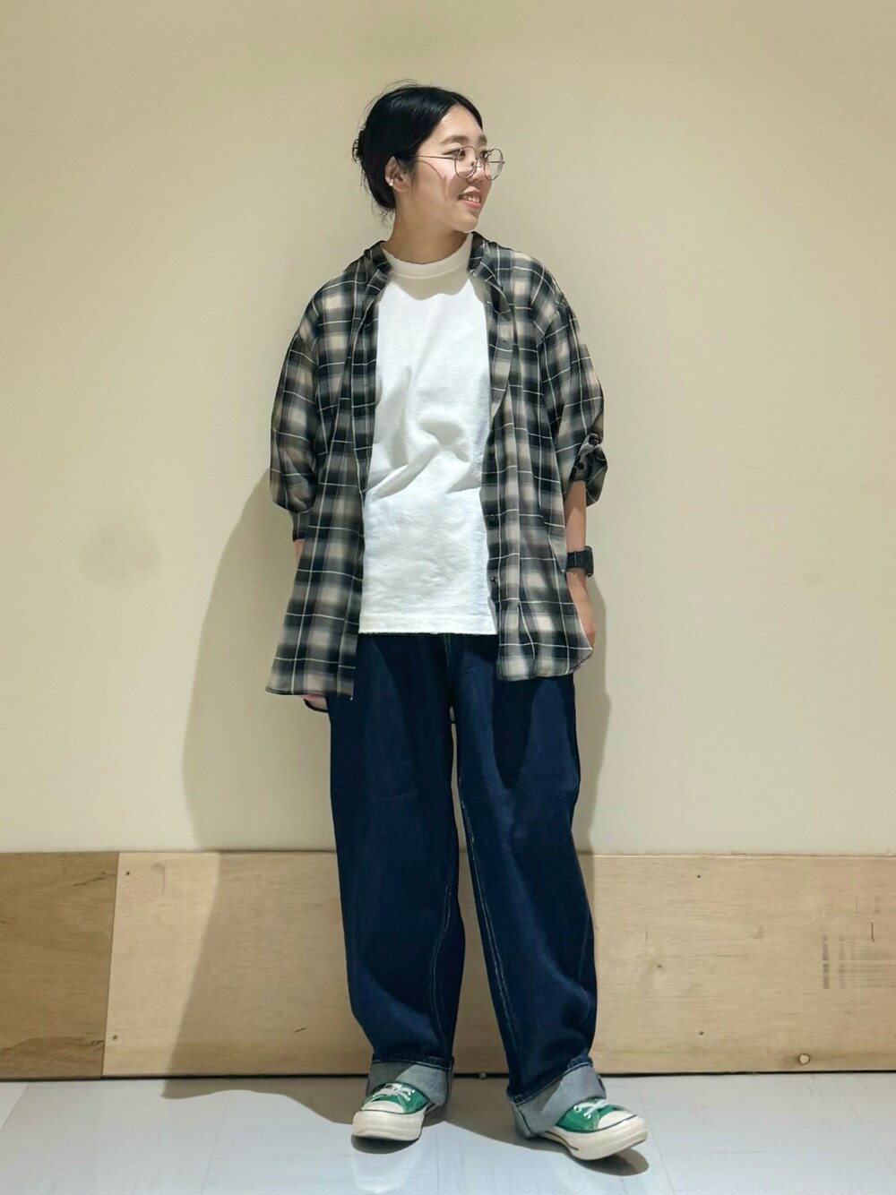 ブルー系のデニムパンツ、ホワイト系のTシャツ/カットソー、ブラック系のシャツ/ブラウスを着用したレディースの秋コーディネートの1枚目の写真