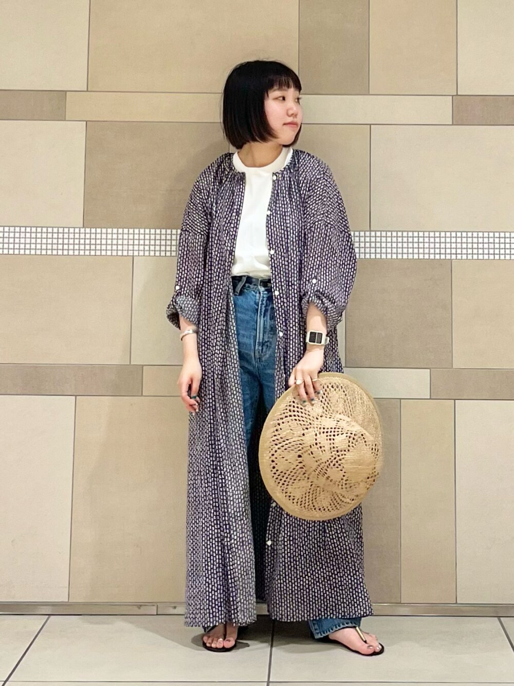 ホワイト系のTシャツ/カットソー、ベージュ系のハットを着用したレディースの春コーディネートの1枚目の写真