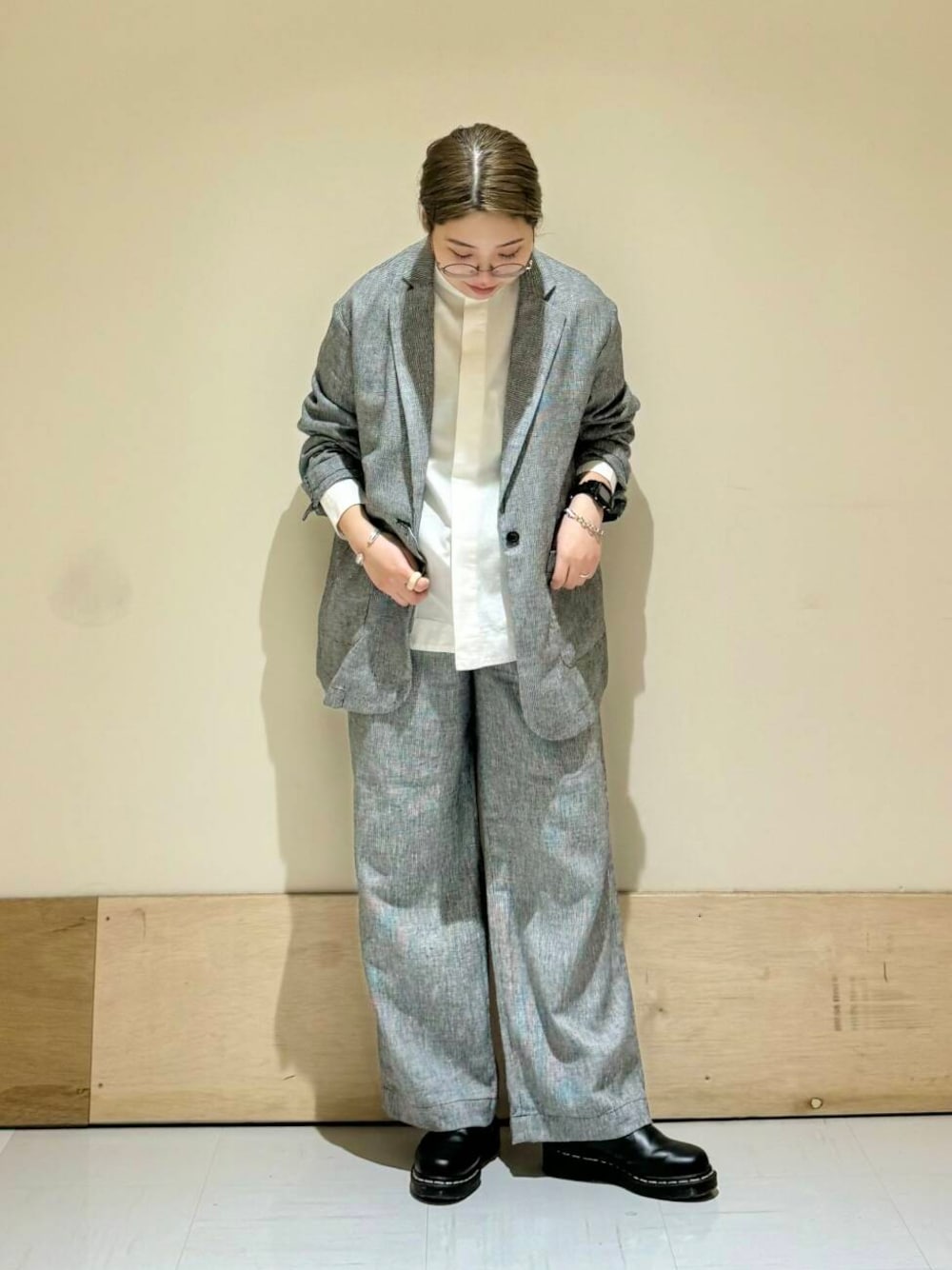 ホワイト系のシャツ/ブラウスを着用したレディースの春コーディネートの1枚目の写真