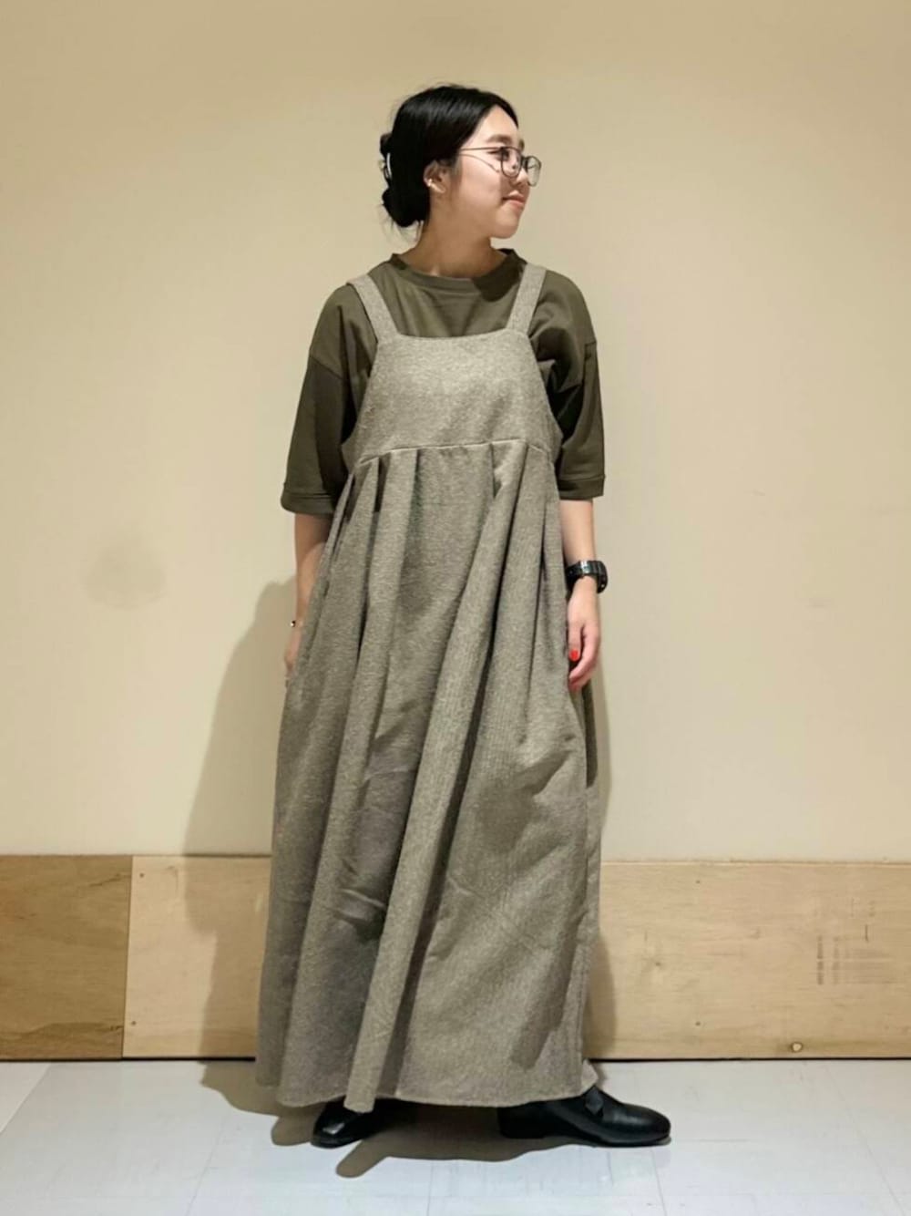 ブラウン系のワンピース、グリーン系のTシャツ/カットソー、ブラック系のその他シューズを着用したレディースの夏コーディネートの1枚目の写真