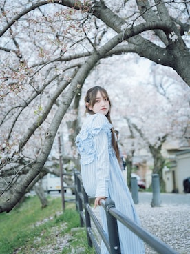 「mily bilet（ミウィビレット）の【mily bilet】夏の装いに映える、主役級の存在感♪着こなし自在の特別な一枚。マルチウェイビスチェドッキングストライプシャツワンピース（シャツワンピース、ブルー系）」を使った、ミオリさん（レディース・157cm）の春コーディネート