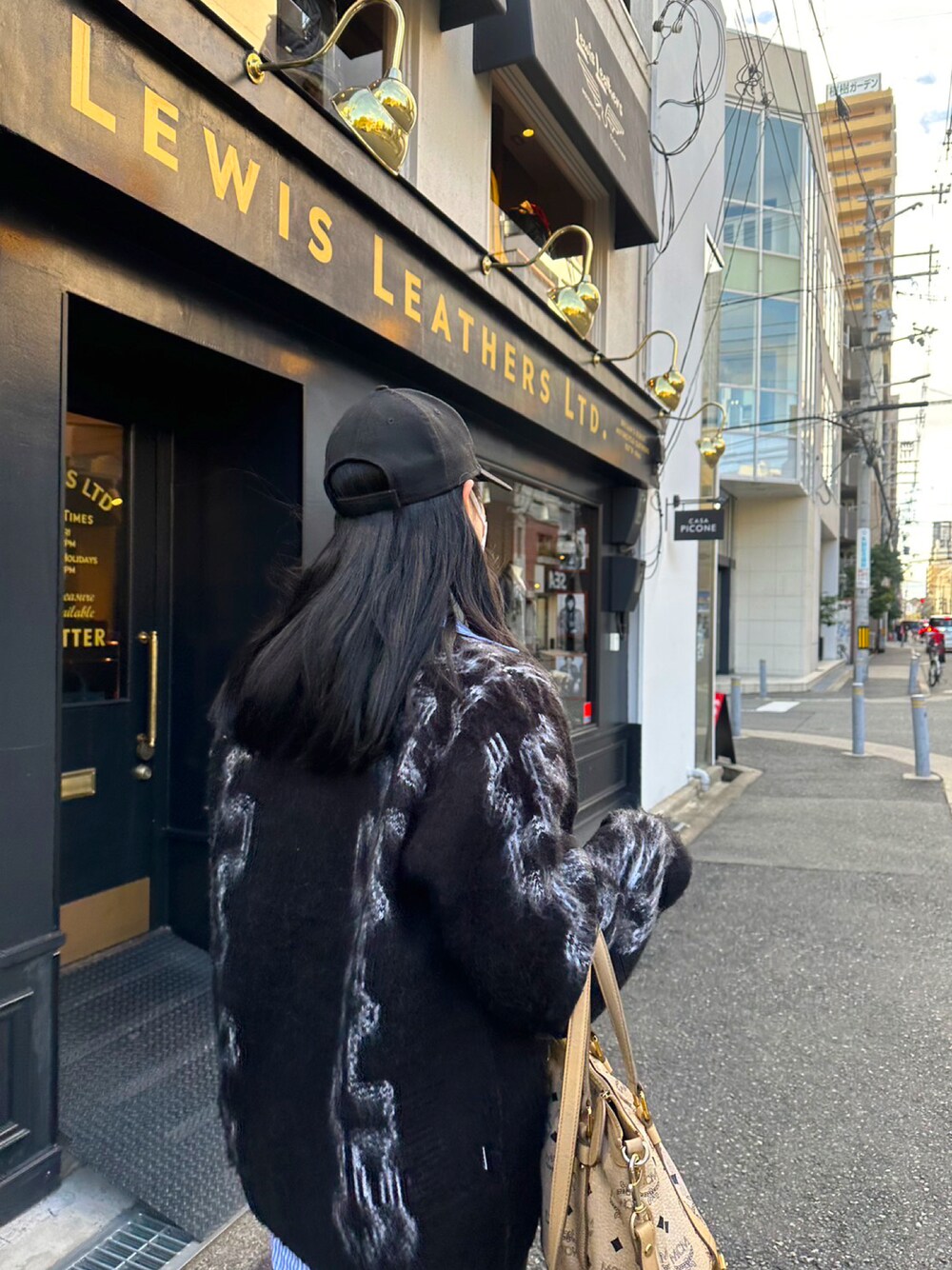 「OBEY、MCM、シンプルコーデ、きれいめカジュアル、今日のコーデ、パンツスタイル、キャップ、冬コーデ、お洒落さんとつながりたい、お洒落さんと繋がりたい、おしゃれになりたい」｜「MCMのアイテム（バッグ、ベージュ系）」を使った、Siiiさん（レディース・162cm）の冬コーディネートの1枚目の写真