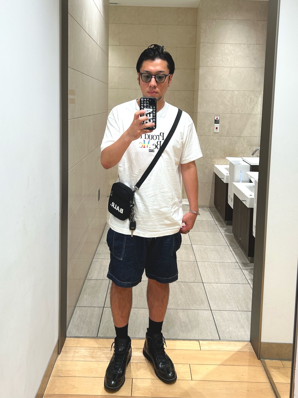 「カジュアル、ストリート、ショートパンツ、古着MIX、ミニショルダー、白Tシャツ、ミニバッグ、kith、BALR.、リラックススタイル、デニム、古着、オーバーサイズ」｜「Levi'sのアイテム（その他パンツ、ブルー系）」を使った、KAZU-KUNさん（メンズ・180cm）の夏コーディネートの1枚目の写真