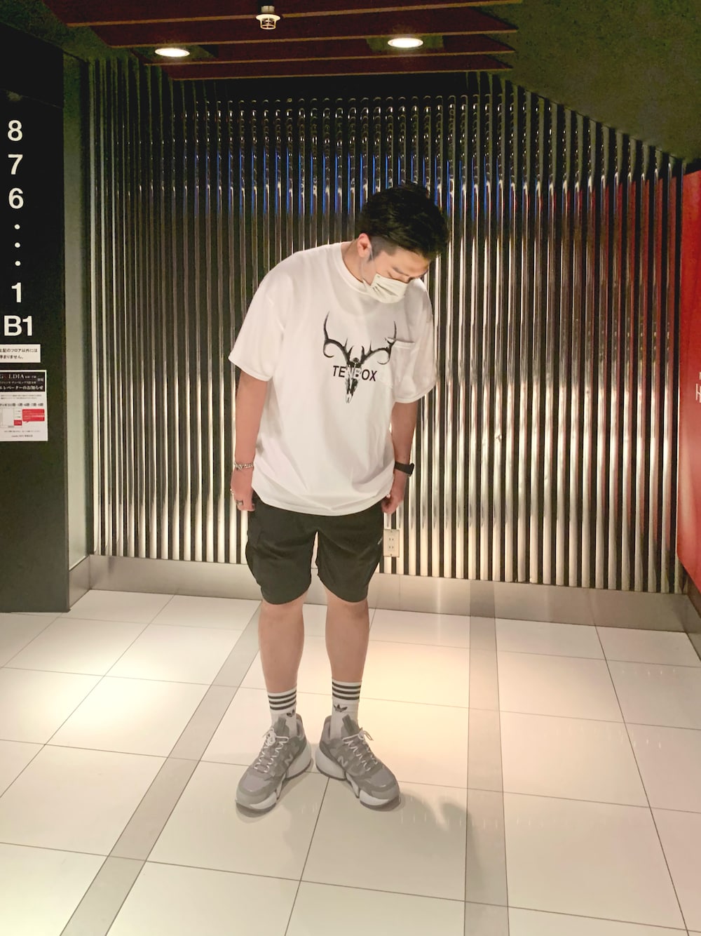 「夏、オトナカジュアル、シンプルコーデ、ハーフパンツ、ショートパンツ、モノトーンコーデ、休日スタイル、New Balance、厚底シューズ、TENBOX、オーバーサイズ、白Tシャツ、G-SHOCK」｜「TENBOXのTENBOX/10匣/テンボックス DEER SKULL TEE/ディアスカル Tシャツ（Tシャツ/カットソー、ホワイト系）」を使った、KAZU-KUNさん（メンズ・180cm）の夏コーディネートの1枚目の写真