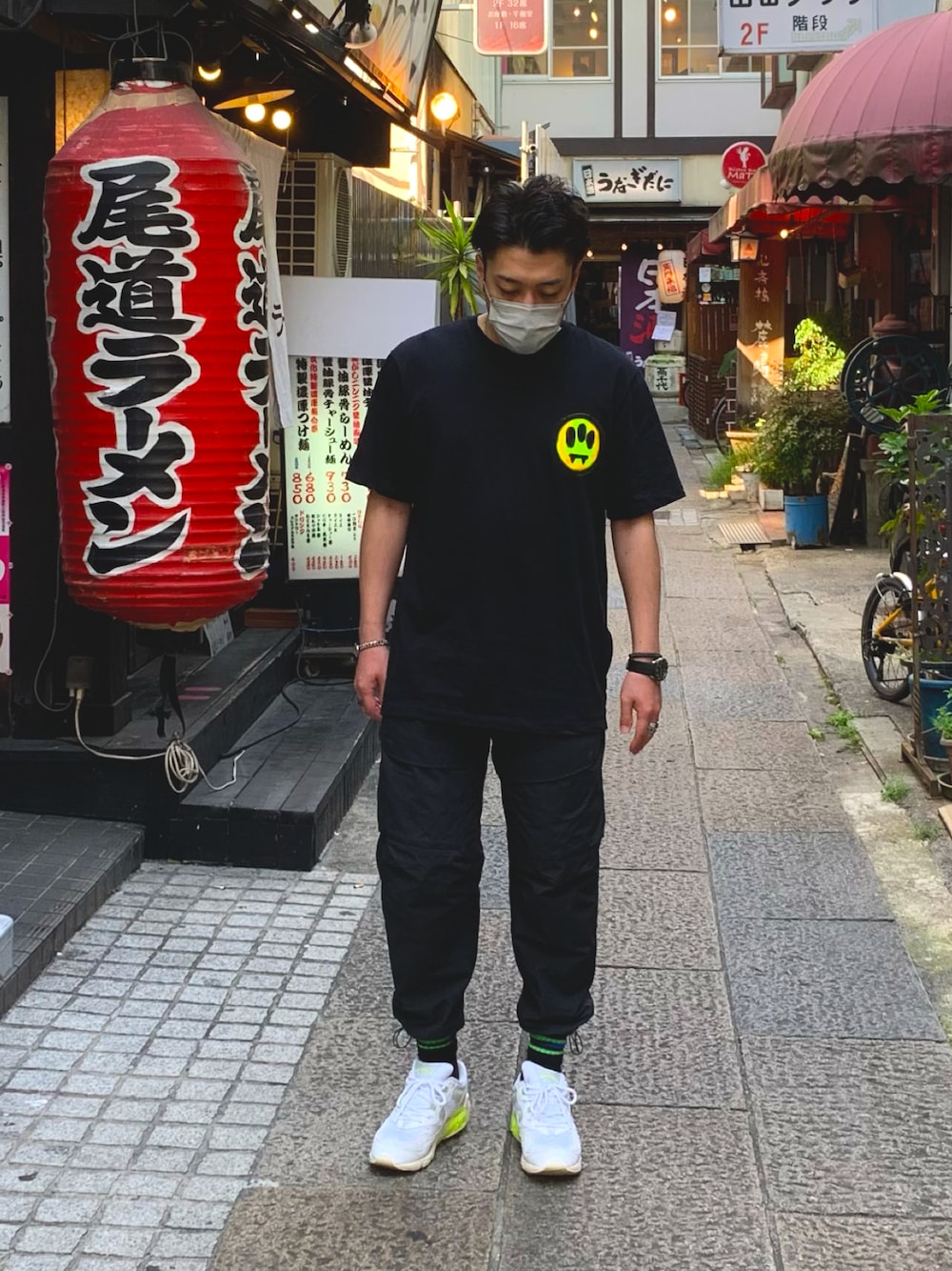 「休日スタイル、ストリート、スニーカー、白スニーカー、ニューバランス、オーバーサイズ、BARROW、派手、モノトーン、Tシャツ、カジュアル、シンプル、大人カジュアル、チラ見せ」｜「BARROWのアイテム（Tシャツ/カットソー、ブラック系）」を使った、KAZU-KUNさん（メンズ・180cm）の春コーディネートの1枚目の写真