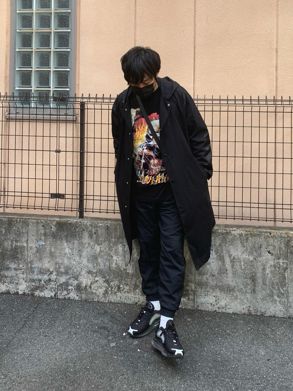 「休日スタイル、オーバーサイズ、ストリート、NIKE、白ソックス、CAVIALE、undercover、ロングコート、ライトアウター、カジュアル、春コーデ、ビッグシルエット、派手、エアマックス、ジャージ」｜「JOURNAL STANDARDのアイテム（その他アウター、ブラック系）」を使った、KAZU-KUNさん（メンズ・180cm）の春コーディネートの1枚目の写真