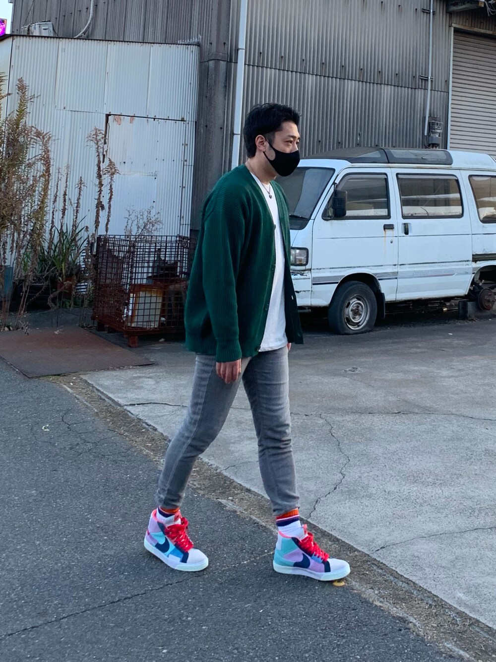 「大人カジュアル、スニーカー、休日スタイル、ストリート、NIKE、カーディガン、緑、シンプル、プチプラ、ソックスイン、GUCCI、スキニーデニム、グレー、春先取り」｜「adidasのフェイスカバー 3枚組 [FACE COVERS 3-PACK] アディダスオリジナルス（マスク、ブラック系）」を使った、KAZU-KUNさん（メンズ・180cm）の冬コーディネートの1枚目の写真