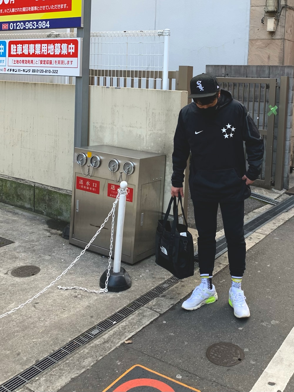 「休日スタイル、スポーツミックス、スニーカー、休日コーデ、リラックススタイル、モノトーンコーデ、ストリート、シンプル、スウェット、NIKE、THE NORTH FACE、ナイロンジャケット、白黒、ジム、腰痛」｜「NEW ERAの【NEW ERA / ニューエラ】 シカゴホワイトソックス（キャップ、ブラック系）」を使った、KAZU-KUNさん（メンズ・180cm）の冬コーディネートの1枚目の写真