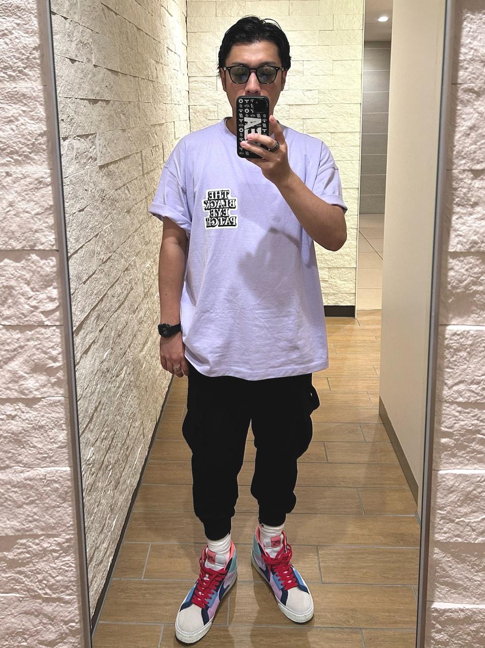 「カーゴパンツ、大人コーデ、ストリート、ブラックアイパッチ、パープル、オーバーサイズ、ソックスイン、派手スニーカー、色合わせ、残暑、もうすぐ秋、リラックススタイル、秋、オトナカジュアル」｜「H&Mのアイテム（Tシャツ/カットソー、パープル系）」を使った、KAZU-KUNさん（メンズ・180cm）の秋コーディネートの1枚目の写真