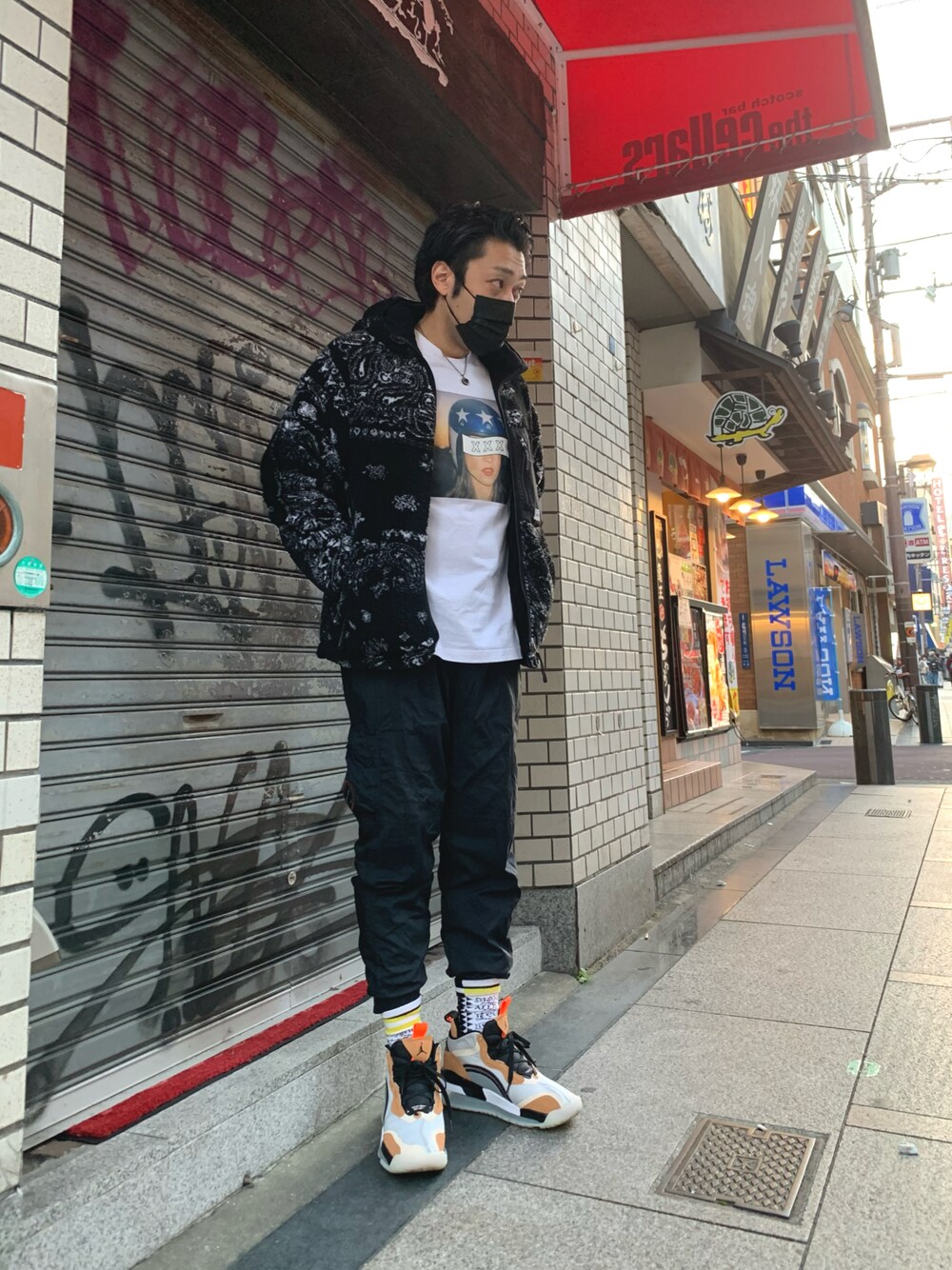「フリース、モノトーン、FIRSTDOWN、ペイズリー、ジャージ、休日スタイル、冬コーデ、ストリートコーデ、ストリート、god selection xxx、NIKE、ブラック、ハイカットスニーカー、スニーカー、Jordan」｜「GOD SELECTION XXXのアイテム（Tシャツ/カットソー、ホワイト系）」を使った、KAZU-KUNさん（メンズ・180cm）の秋コーディネートの1枚目の写真