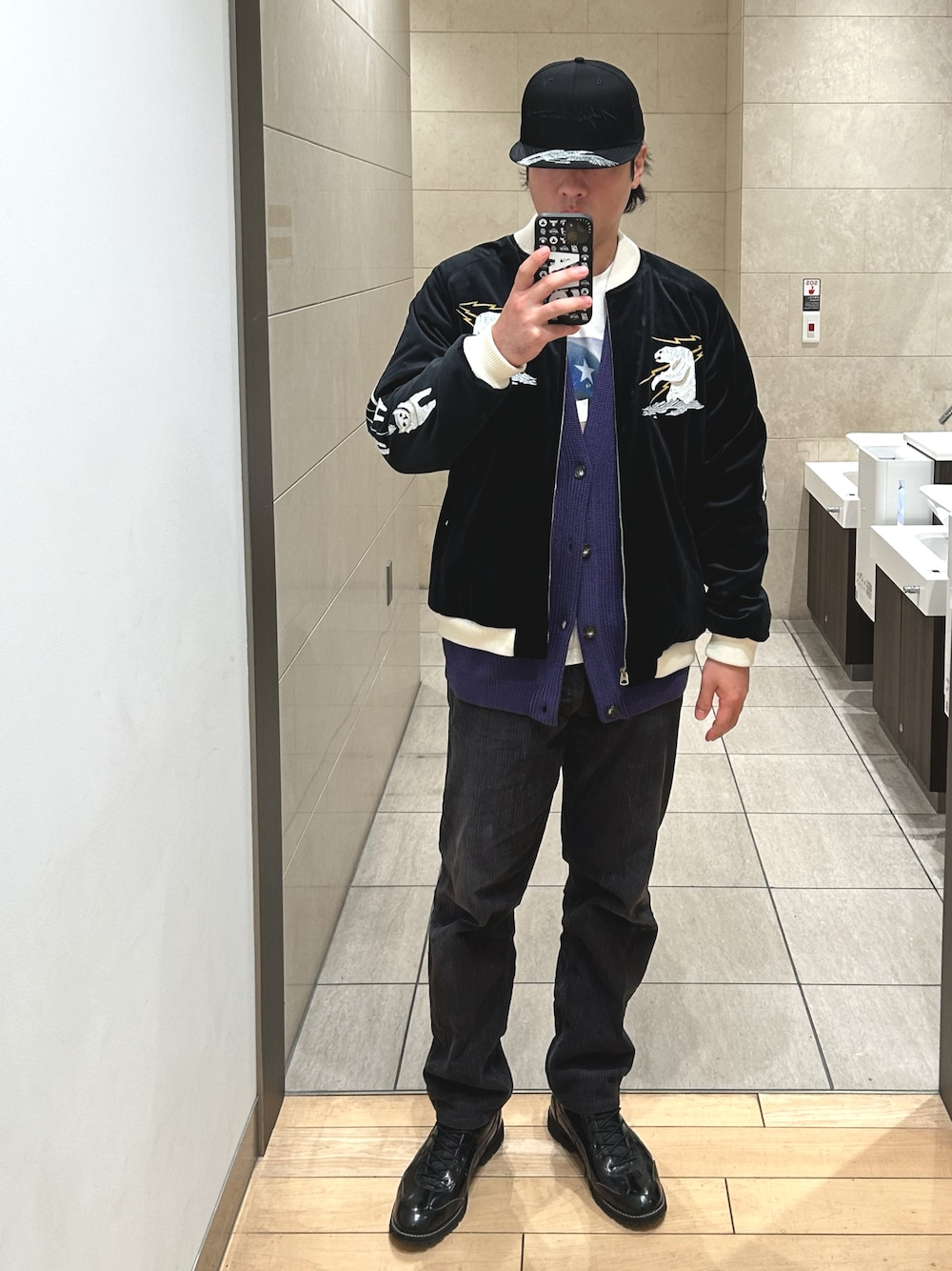 「秋冬コーデ、オトナカジュアル、休日コーデ、レイヤードスタイル、ブルゾン、パープル、古着、古着MIX、スカジャン、モノトーン、ALASKA、コーデュロイパンツ」｜「Yohji Yamamotoのアイテム（キャップ、ブラック系）」を使った、KAZU-KUNさん（メンズ・180cm）の冬コーディネートの1枚目の写真