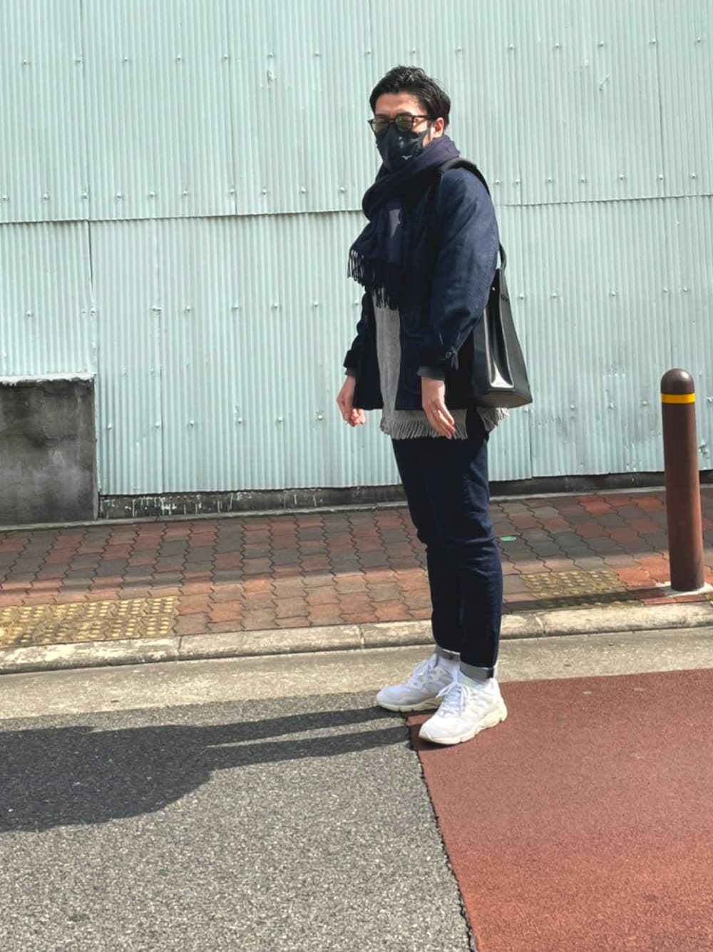 「休日スタイル、シンプル、マフラー、デニムオンデニム、デニム、カバーオール、大人カジュアル、白スニーカー、サングラス、デニムジャケット、白ソックス、LouisVuitton、モックネック、グレーニット、フリンジ」｜「Ray-BanのRay-Ban/レイバン/HIGHSTREET -RB4259F（サングラス、グリーン系）」を使った、KAZU-KUNさん（メンズ・180cm）の冬コーディネートの1枚目の写真