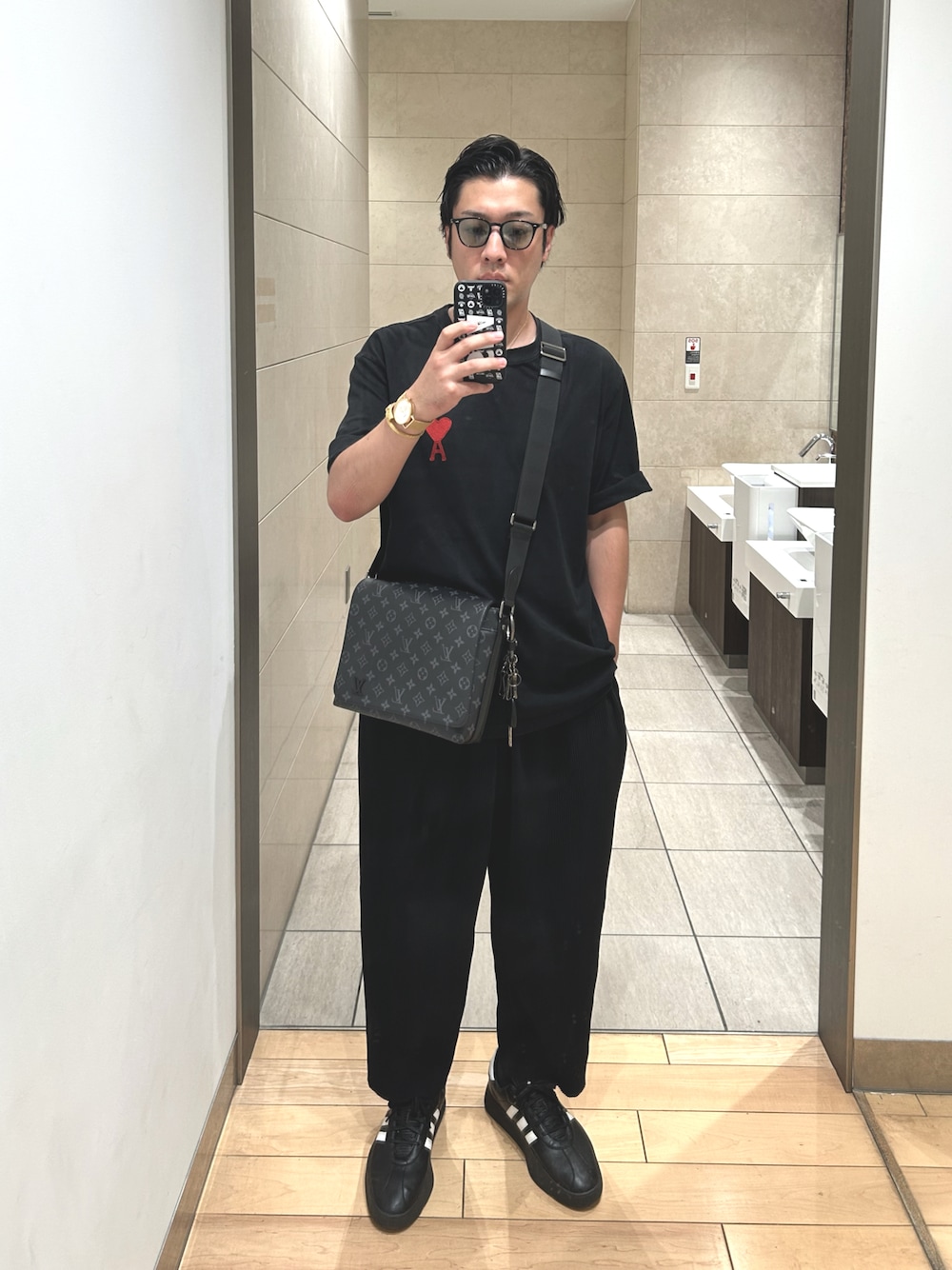 「シンプルスタイル、スニーカーコーデ、GU、Y-3、大人コーデ、LouisVuitton、adidas、gold、Tシャツ、リラックススタイル、サングラス、レイバン、袖まくり」｜「GUのアイテム（パンツ、ブラック系）」を使った、KAZU-KUNさん（メンズ・180cm）の秋コーディネートの1枚目の写真