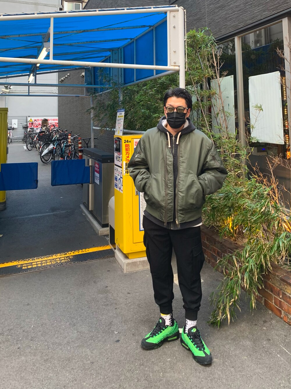 「カジュアル、MA-1、GU、休日スタイル、エアマックス、グリーンコーデ、Polo Ralph Lauren、フーディー、パーカー、スニーカー、カーゴパンツ、NIKE、stussy、オーバーサイズ」｜「GUのアイテム（MA-1、グリーン系）」を使った、KAZU-KUNさん（メンズ・180cm）の冬コーディネートの1枚目の写真