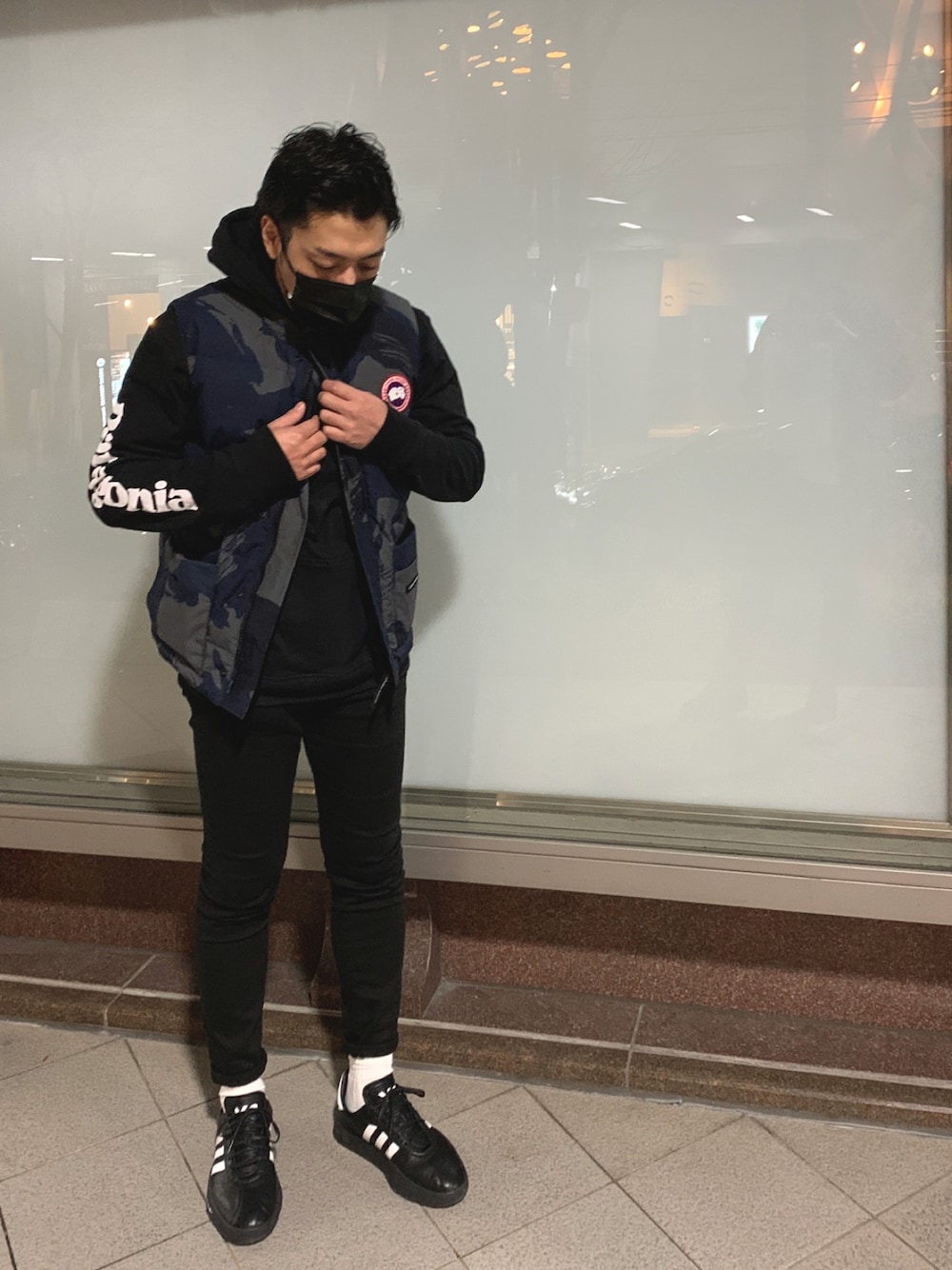 「クリスマスに着たい服、休日スタイル、シンプル、ストリートコーデ、モノトーン、モードストリート、Y-3、ダウンベスト、ダウンジャケット、白ソックス、白黒、冬コーデ、CANADA GOOSE、フーディー、patagonia」｜「CANADA GOOSEのアイテム（ダウンベスト、ブルー系）」を使った、KAZU-KUNさん（メンズ・180cm）の冬コーディネートの1枚目の写真