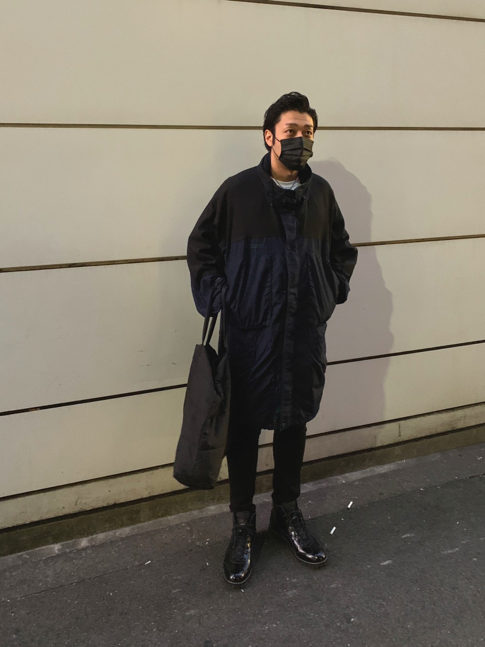 「秋冬コーデ、オーバーサイズ、古着、古着MIX、古着好きな人と繋がりたい、ロングコート、大人カジュアル、シンプル、レザー、休日スタイル、ユニクロ、モノトーンコーデ、vintage」｜「Columbiaのアイテム（ナイロンジャケット、ブラック系）」を使った、KAZU-KUNさん（メンズ・180cm）の秋コーディネートの1枚目の写真