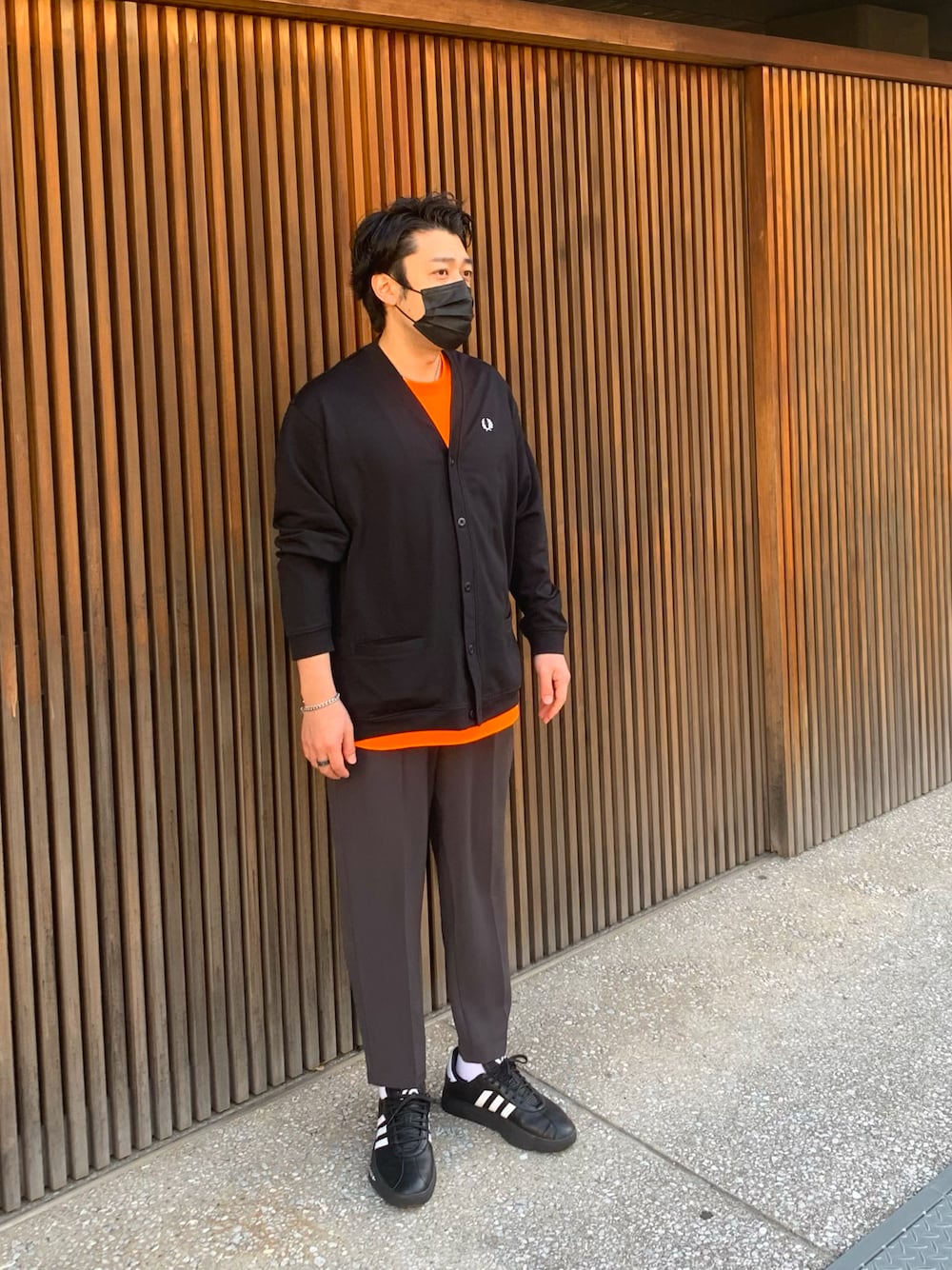 「春、春コーデ、カジュアル、オトナカジュアル、シンプル、ストリート、キレイめ、カーディガン、プチプラ、Y-3、yohjiyamamoto、オレンジ、スラックス、白ソックス」｜「FRED PERRYのLoopback Cardigan（カーディガン/ボレロ、ブラック系）」を使った、KAZU-KUNさん（メンズ・180cm）の春コーディネートの1枚目の写真