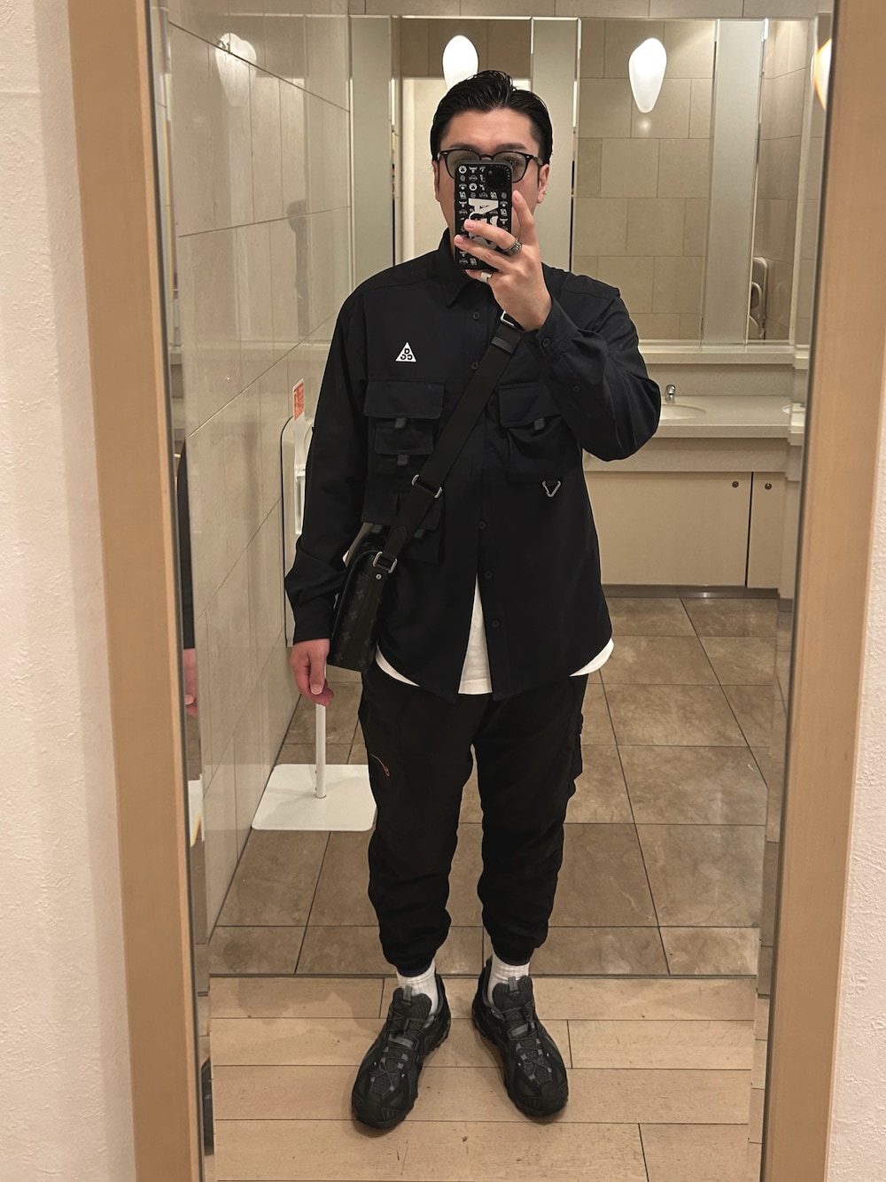 「ACG、NIKE、GORE-TEX、ゴアテックス、モノトーン、休日コーデ、休日スタイル、シャカパン、スポーツミックス、スニーカーコーデ、春、シャツスタイル、ショルダーバッグ、LouisVuitton、ナイロンパンツ」｜「Ray-BanのRay-Ban/レイバン/HIGHSTREET -RB4259F（サングラス、グリーン系）」を使った、KAZU-KUNさん（メンズ・180cm）の春コーディネートの1枚目の写真