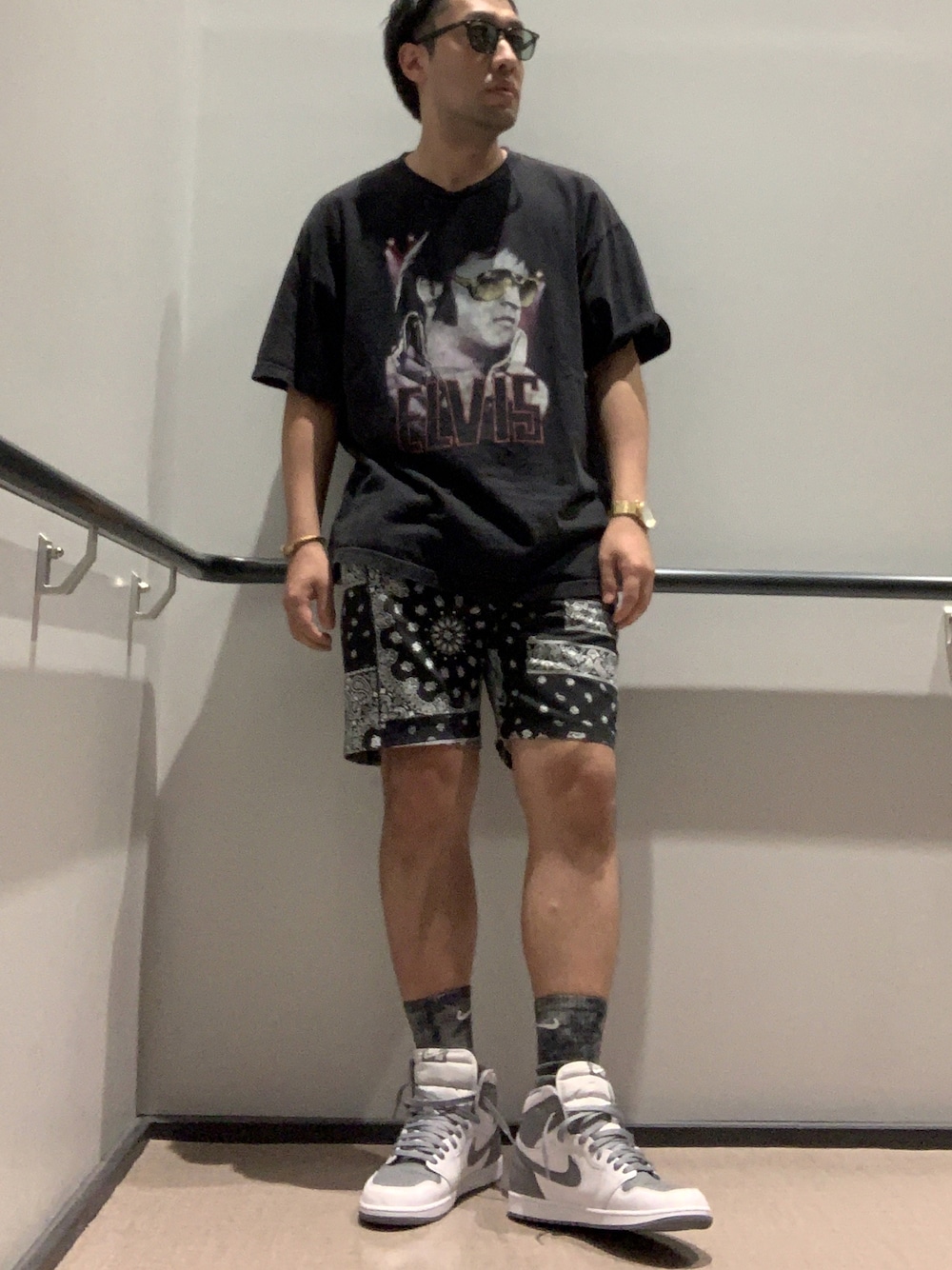「大人カジュアル、休日コーデ、古着、古着好き、ヴィンテージ、バンドT、ペイズリー、aj1、AIR JORDAN、エアジョーダン1、エルビスプレスリー、タイダイ柄、komono、スニーカー、ストリート」｜「古着のアイテム（Tシャツ/カットソー、ブラック系）」を使った、KAZU-KUNさん（メンズ・180cm）の秋コーディネートの1枚目の写真
