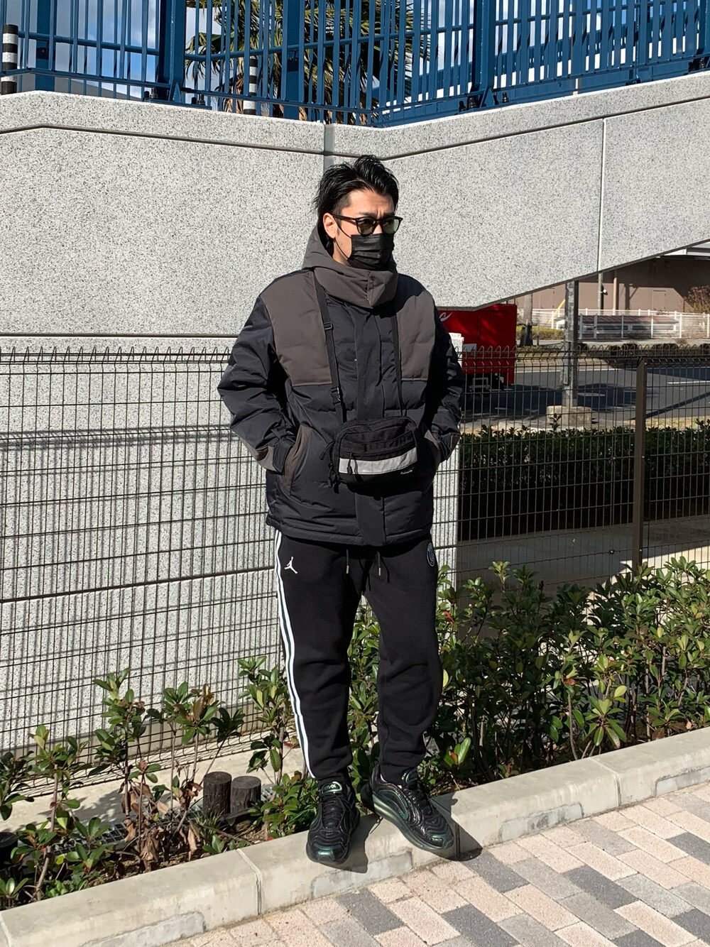 「ダウンジャケット、ビッグシルエット、オーバーサイズ、フリース、シンプルコーデ、オトナカジュアル、ストリート、UNIQLO、+J、supreme、冬コーデ、サングラス、アウトレット、年末WEAR感謝祭、いつもありがとうございます」｜「Supreme のアイテム（ボディバッグ/ウエストポーチ、ブラック系）」を使った、KAZU-KUNさん（メンズ・180cm）の冬コーディネートの1枚目の写真