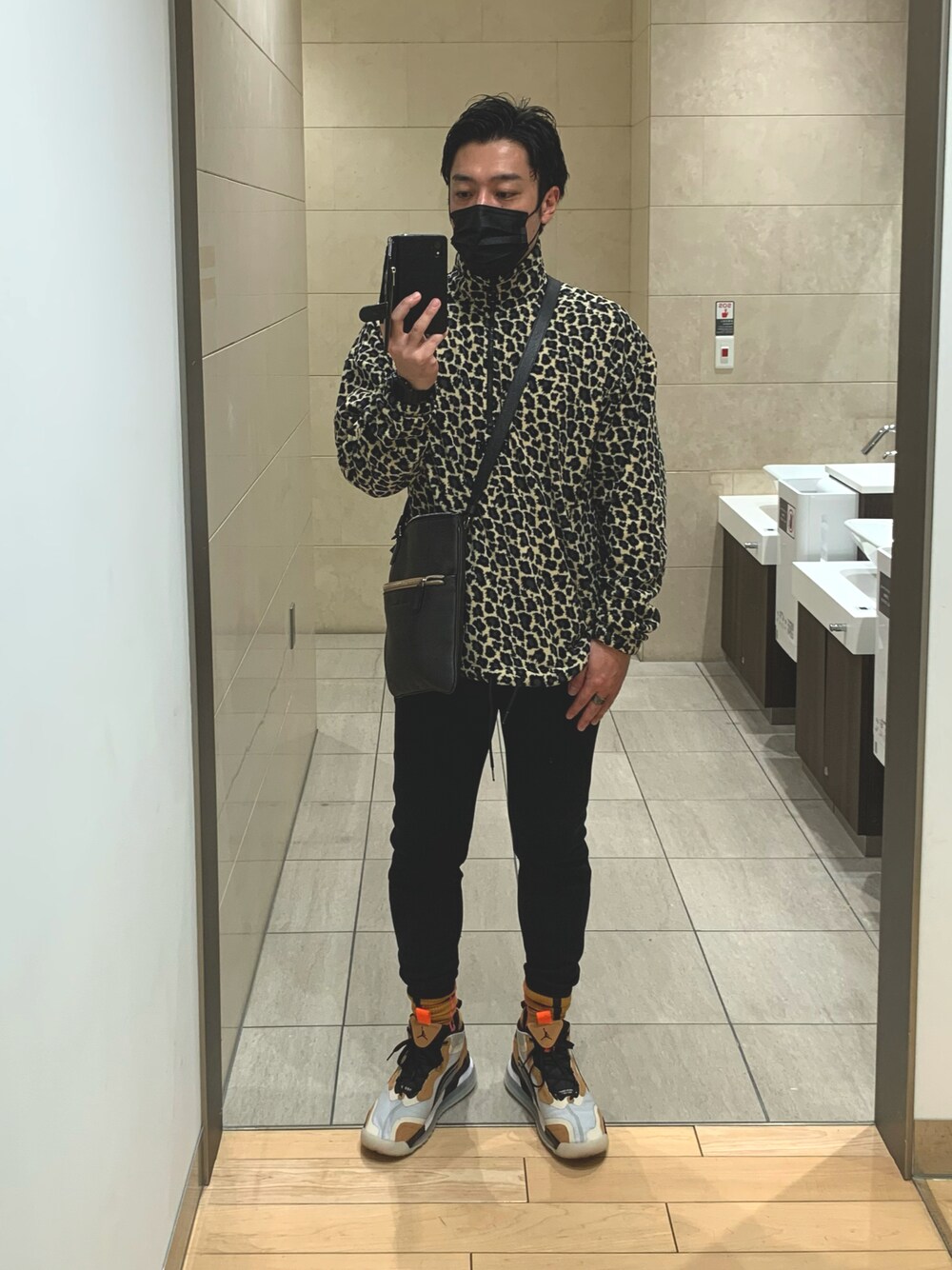 「ひょう柄、ミニバッグ、ショルダーバッグ、オトナカジュアル、フリース、PUMA、NIKE、フェラガモ、FENDI、指輪、レオパード、休日スタイル、リラックススタイル、ハーフジップ、春コーデ」｜「PUMAのPUMA プーマ M WILD PACK フリース AOP 578693 60ペブル（スウェット、ベージュ系）」を使った、KAZU-KUNさん（メンズ・180cm）の冬コーディネートの1枚目の写真