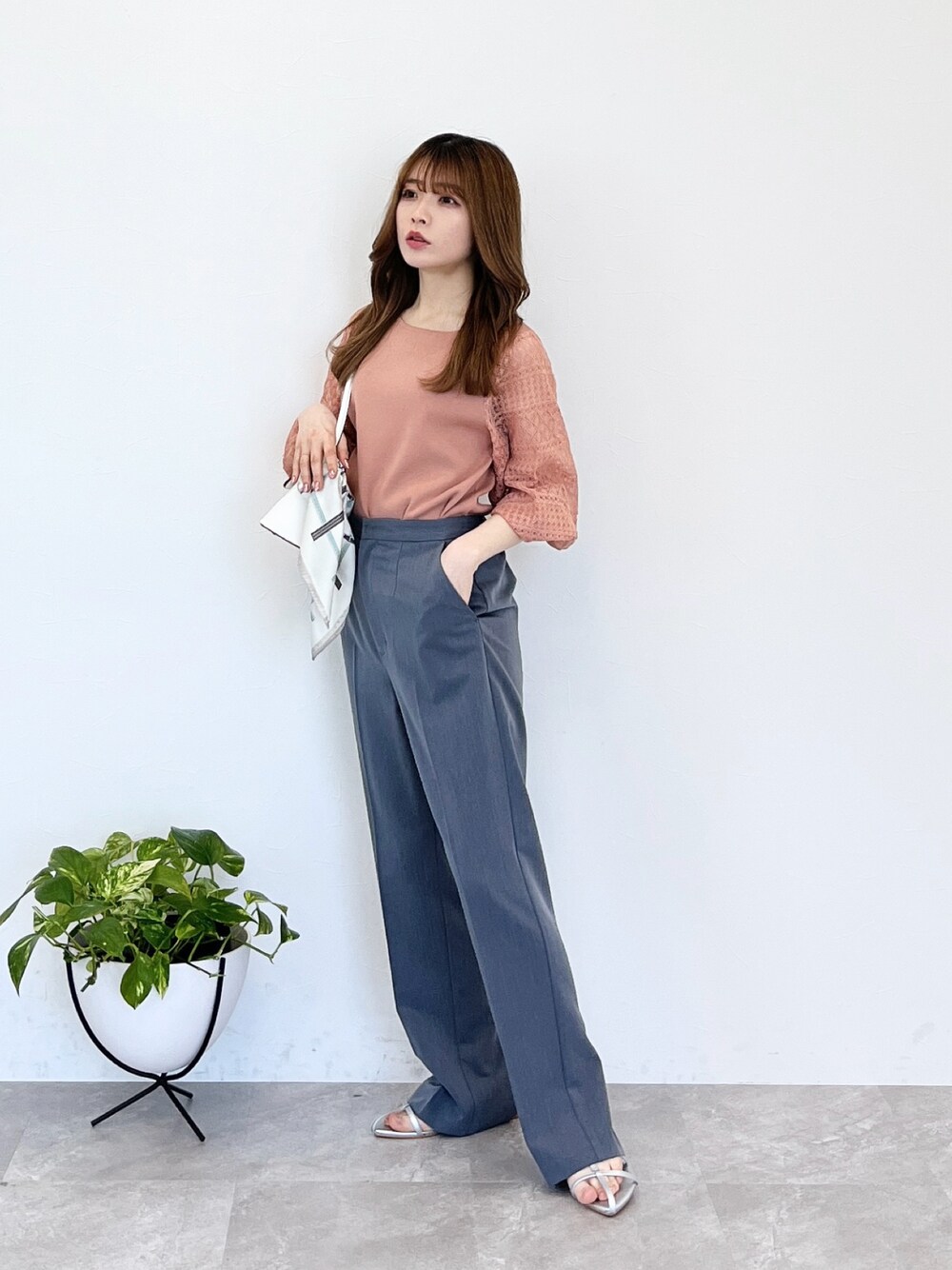 「春、春ファッション、オトナカジュアル、大人女子、お出かけコーデ、低身長コーデ、ピンク、パステルカラー、おでかけコーデ、春服みてみて、春ニット、ピンクコーデ、大人可愛い、パンツコーデ」｜「Andemiuのレーススリーブニット187554（ニット/セーター、ピンク系）」を使った、くまりなさん（レディース・150cm）の春コーディネートの1枚目の写真