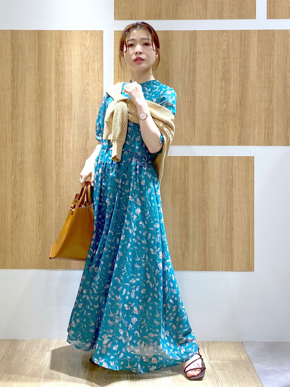 「ロングワンピース、春夏コーデ、大人カジュアル、オトナ女子、低身長女子、きれいめカジュアル、リラックススタイル、ワンピース、カジュアルコーデ、カーディガン、肩掛けカーデ」｜「Andemiuの【顔診断STRAIGHT】ラインフラワーワンピース275563（ワンピース、グリーン系）」を使った、くまりなさん（レディース・150cm）の春コーディネートの1枚目の写真