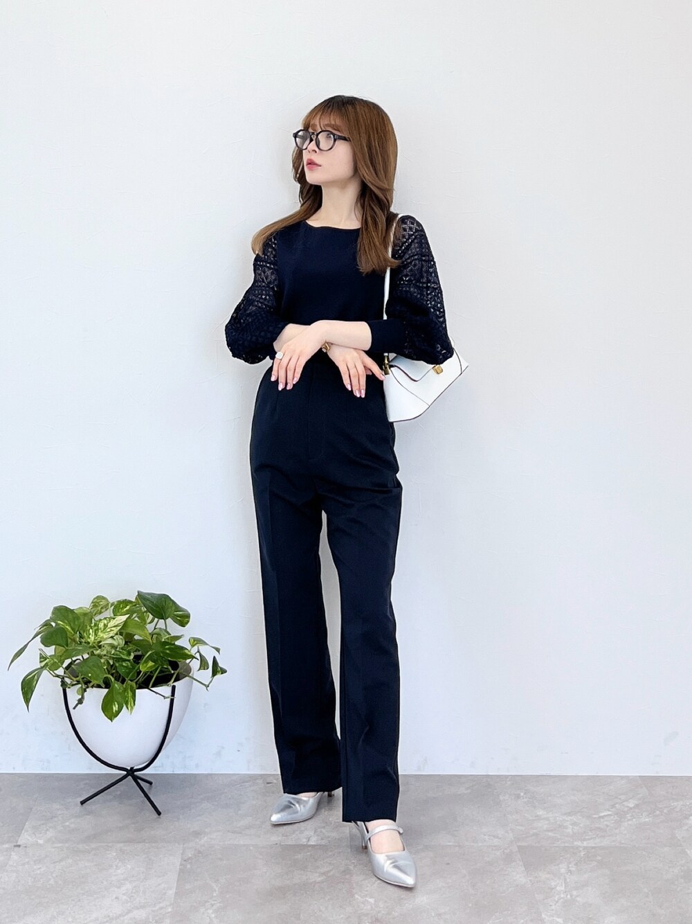 「春、春ファッション、大人女子、パンツスタイル、ワントーンコーデ、低身長コーデ、大人かわいい、春ニット、大人コーデ、お仕事コーデ、キレイめコーデ、春夏コーデ」｜「Andemiuのレーススリーブニット187554（ニット/セーター、ブルー系）」を使った、くまりなさん（レディース・150cm）の春コーディネートの1枚目の写真