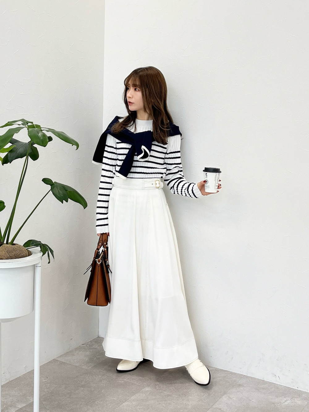 「ニット、春服コーデ、おでかけコーデ、カジュアルスタイル、オトナカワイイ、デニムコーデ、ワントーンコーデ、オトナ女子、ボーダー、きれいめコーディネート、春」｜「Andemiuのカタボタンリブニット109354（ニット/セーター、ホワイト系）」を使った、くまりなさん（レディース・150cm）の冬コーディネートの1枚目の写真