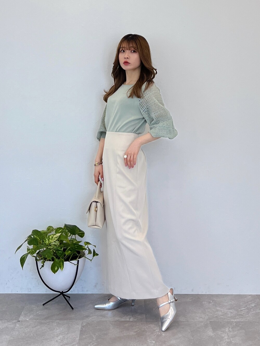 「春、春ファッション、オトナカジュアル、大人女子、低身長コーデ、ワントーンコーデ、スカートスタイル、大人かわいい、お仕事コーデ、パステルカラー、淡色女子、キレイめ、キレイめコーデ、春カラー、春ニット」｜「Andemiuのレーススリーブニット187554（ニット/セーター、グリーン系）」を使った、くまりなさん（レディース・150cm）の春コーディネートの1枚目の写真