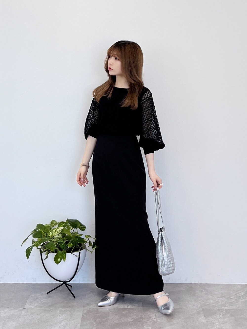 「春、春ファッション、大人女子、オトナカジュアル、ワントーンコーデ、低身長コーデ、大人かわいい、モノトーンコーデ、モノトーン、ブラック、お仕事コーデ、春夏コーデ」｜「Andemiuのレーススリーブニット187554（ニット/セーター、ブラック系）」を使った、くまりなさん（レディース・150cm）の春コーディネートの1枚目の写真