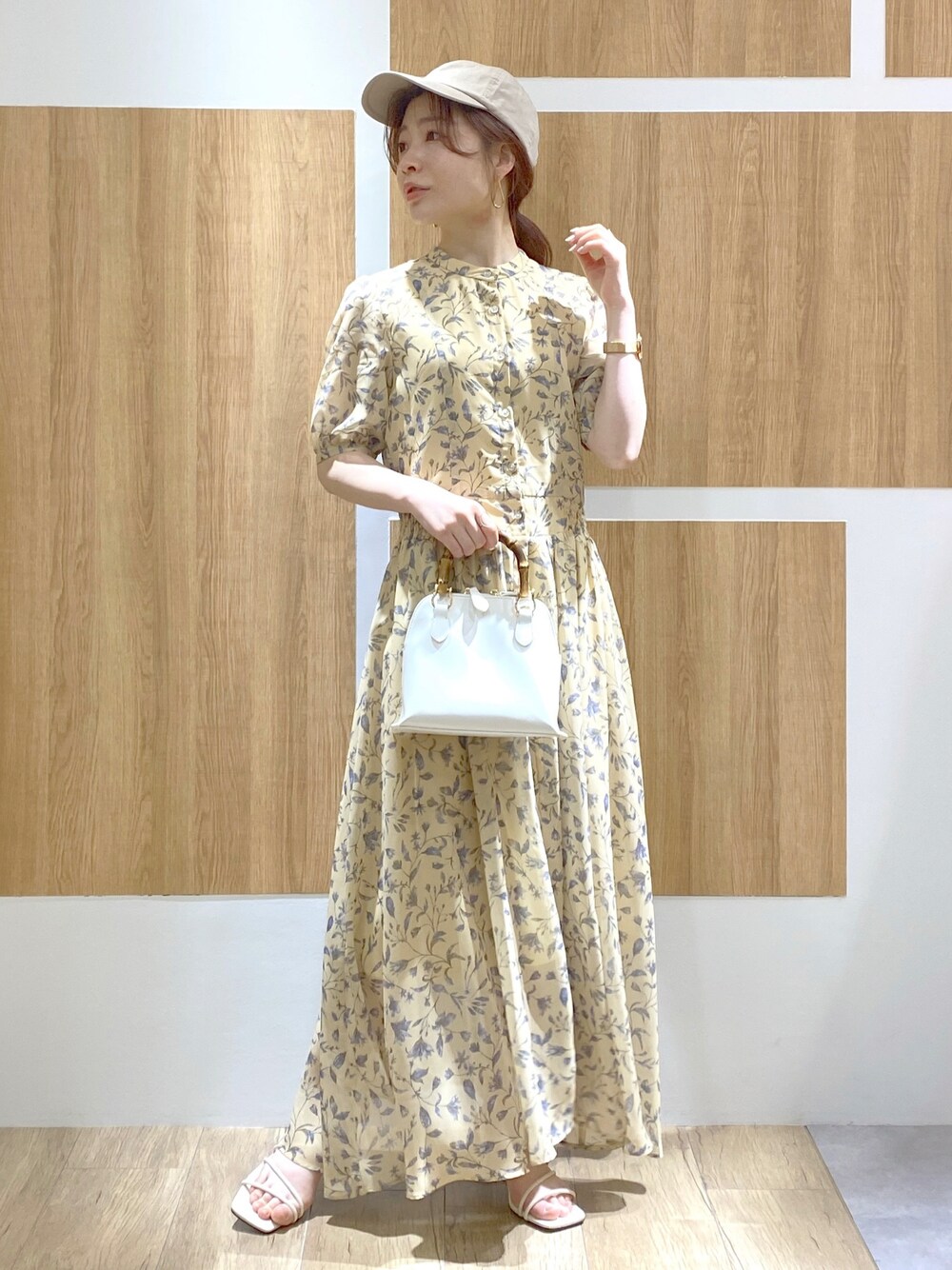 「春夏コーデ、シンプル、大人カジュアル、オトナ女子、低身長女子、きれいめカジュアル、ロングワンピース、リラックススタイル、ワンピース、着回しコーデ、サンダル、キャップ、花柄」｜「A part byのSTAR&STRIPE*キャップ　259797（キャップ、ベージュ系）」を使った、くまりなさん（レディース・150cm）の春コーディネートの1枚目の写真