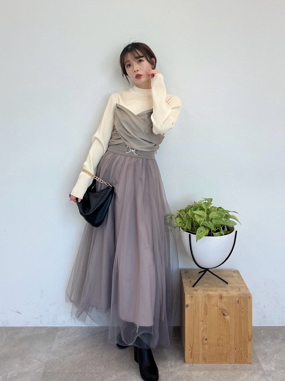 「ビスチェ、淡色コーデ、おでかけコーデ、秋服コーデ、レイヤード、キレイめ、ワントーンコーデ、低身長コーデ、フェミニンコーデ、オトナカワイイ」｜「Andemiuのムーンチェーンショルダー147541（ショルダーバッグ、ブラック系）」を使った、くまりなさん（レディース・150cm）の秋コーディネートの1枚目の写真