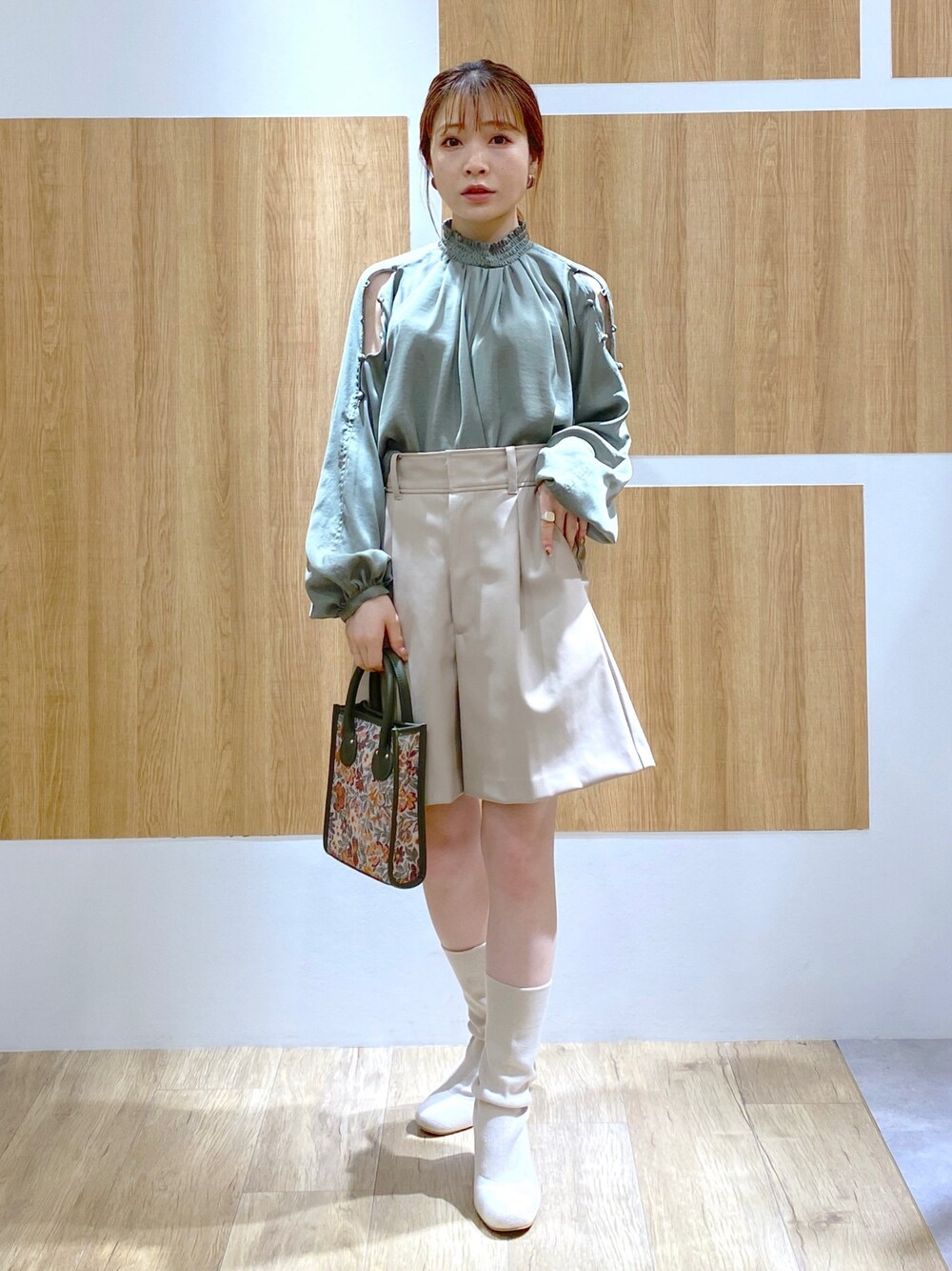 「タックイン、オトナカジュアル、オトナ女子、秋のコーデ、休日スタイル、パンツコーデ、秋服準備はじめました、低身長、秋先取りコーデ、低身長女子、ベージュ、キレイめ、ショートパンツ、ブラウス、シンプル」｜「Andemiuのカタボタンスタンドブラウス162225（シャツ/ブラウス、グリーン系）」を使った、くまりなさん（レディース・150cm）の夏コーディネートの1枚目の写真