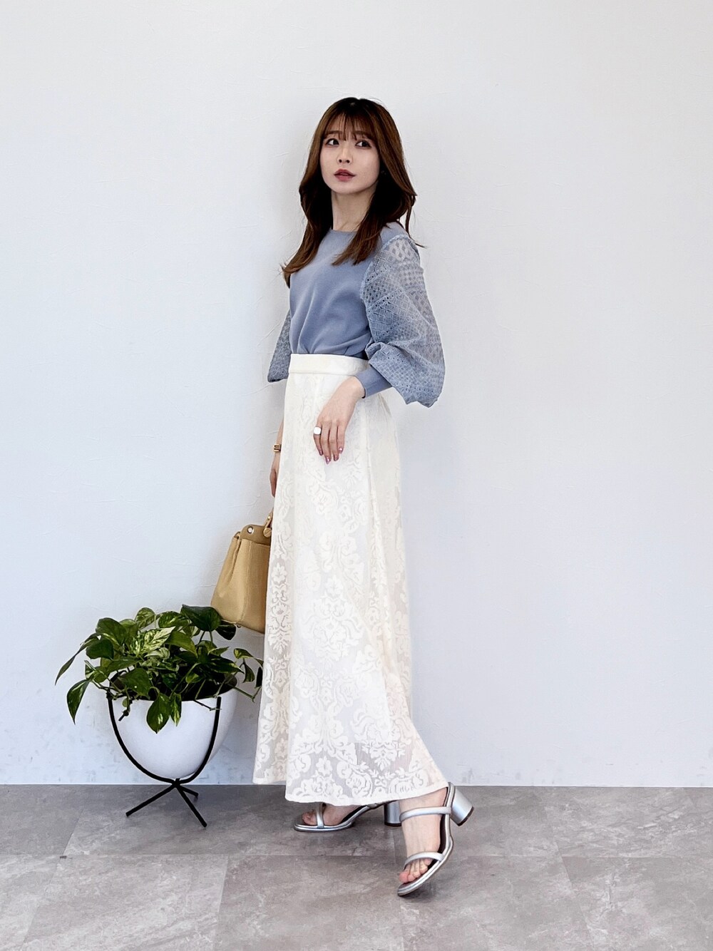 「春、春ファッション、大人女子、お出かけコーデ、低身長コーデ、スカートスタイル、おでかけコーデ、デートコーデ、ガーリー、大人コーデ、春ニット、キレイめ、キレイめコーデ、淡色女子」｜「Andemiuのレーススリーブニット187554（ニット/セーター、ブルー系）」を使った、くまりなさん（レディース・150cm）の春コーディネートの1枚目の写真