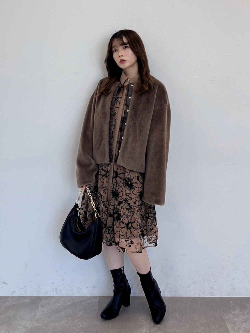 「秋冬コーデ、低身長女子、オトナガーリー、キレイめコーデ、花柄、ファー、ベロア、ブラウンコーデ」｜「Andemiuのムーンチェーンショルダー147541（ショルダーバッグ、ブラック系）」を使った、くまりなさん（レディース・150cm）の秋コーディネートの1枚目の写真