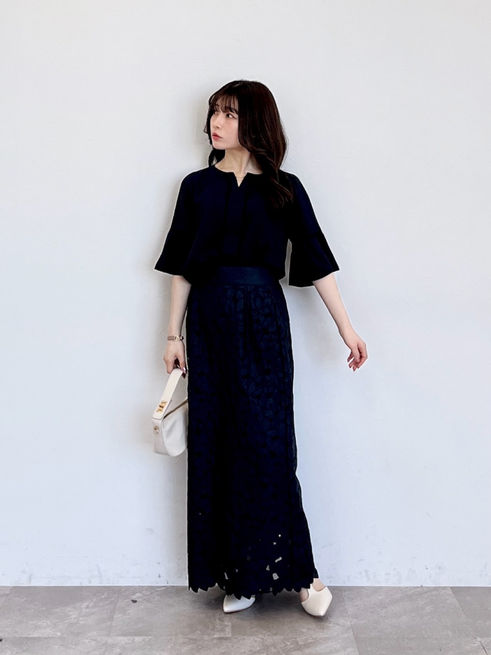 「春、春ファッション、大人女子、オトナカジュアル、ワントーンコーデ、低身長コーデ、大人コーデ、キレイめ、キレイめコーデ、お仕事コーデ、春夏コーデ」｜「Andemiuのフロントアクセブラウス109466（シャツ/ブラウス、ブルー系）」を使った、くまりなさん（レディース・150cm）の春コーディネートの1枚目の写真