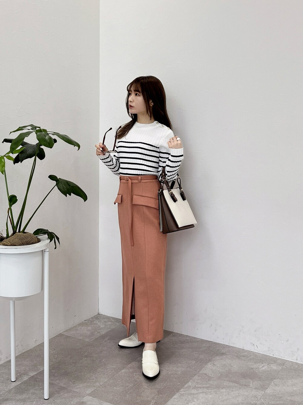 「ニット、春服コーデ、おでかけコーデ、着回しコーデ、カジュアルスタイル、オトナカワイイ、オトナ女子、ボーダー、春、ピンク」｜「Andemiuのカタボタンリブニット109354（ニット/セーター、ホワイト系）」を使った、くまりなさん（レディース・150cm）の冬コーディネートの1枚目の写真