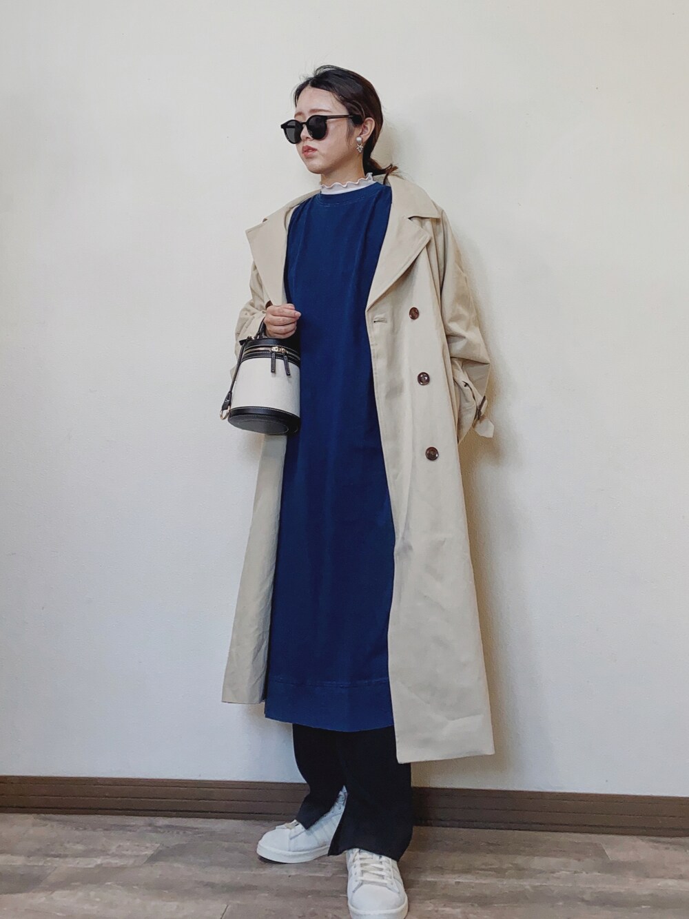 「春コーデ、deuxamour、COTORICA.、コトリカ、トレンチコート、ブルー、レイヤードスタイル、シアートップス、ワンピース、ロングワンピース、白スニーカー、スニーカー、プチプラ、オーバーサイズ、ワンピーススタイル」｜「COTORICAのオーバーサイズトレンチ【スプリングコート】（トレンチコート、ベージュ系）」を使った、Miiさん（レディース・159cm）の春コーディネートの1枚目の写真
