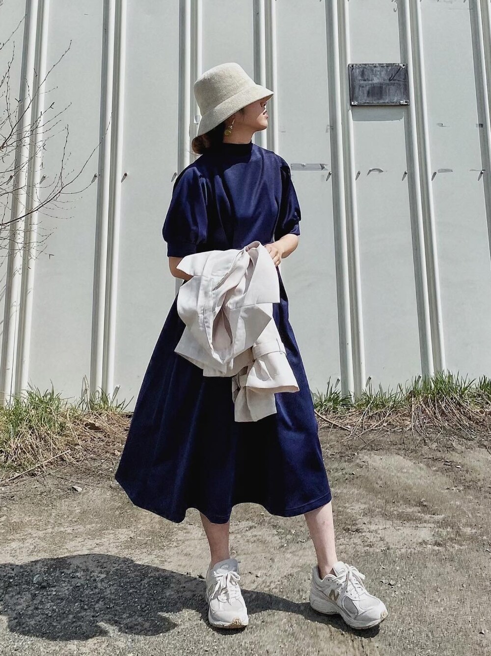 「puril、ピュリル、ワンピース、ワンピース×スニーカー、バケットハット、シンプルコーデ、パフスリーブ、ネイビー、ボリューム袖、プチプラ、New Balance、ワンピーススタイル、スニーカーコーデ、韓国ファッション、オトナ女子」｜「PURILのアイテム（ワンピース/ドレス、ブルー系）」を使った、Miiさん（レディース・159cm）の春コーディネートの1枚目の写真