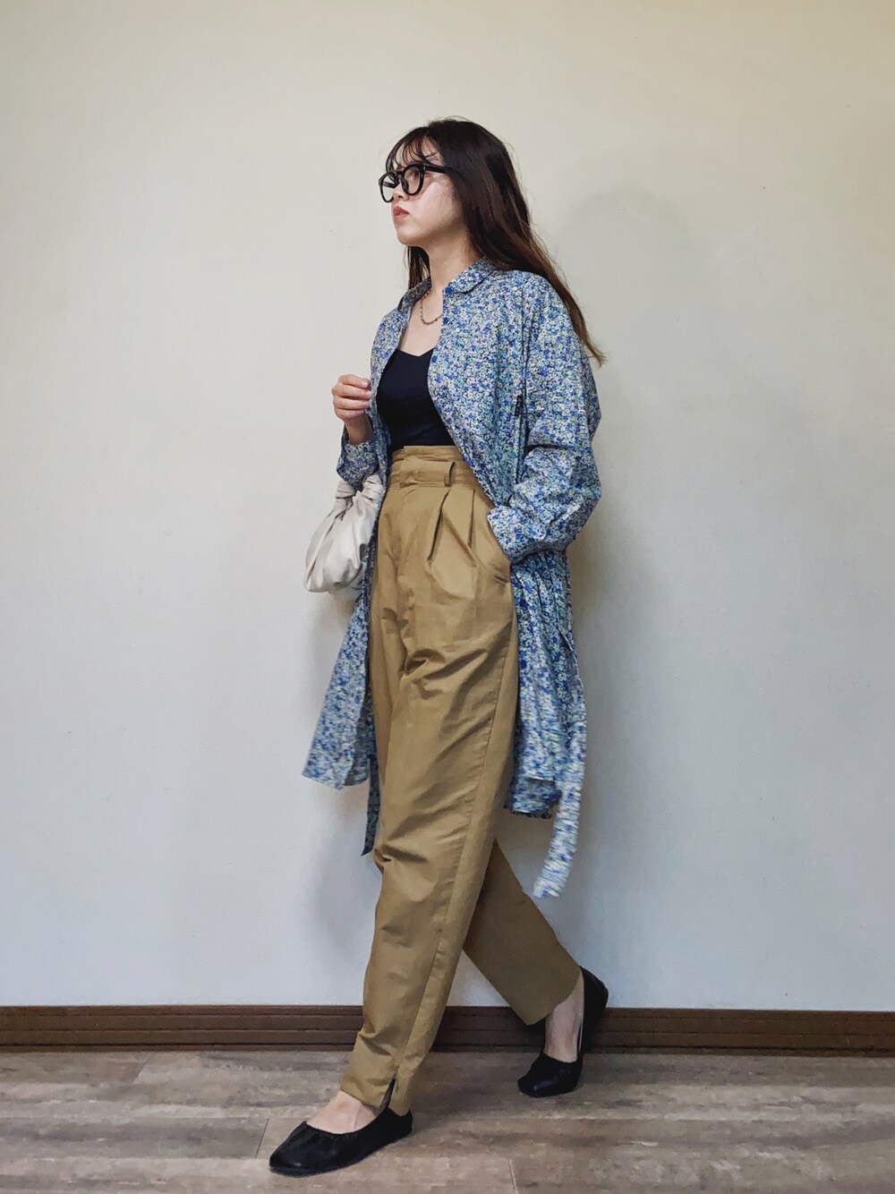 「To b. by agnes b.、シャツスタイル、シャツワンピ、花柄ワンピース、花柄、テーパードパンツ、バレエシューズ、プチプラ、メガネ女子、キャミソール、guandbeautifulpeople、GU×beautiful people、初夏コーデ、ブルーコーデ」｜「To b. by agnes b.のWEB限定 WT62 DRESS ブルーミングフラワードレスミニ（シャツワンピース、ブルー系）」を使った、Miiさん（レディース・159cm）の春コーディネートの1枚目の写真