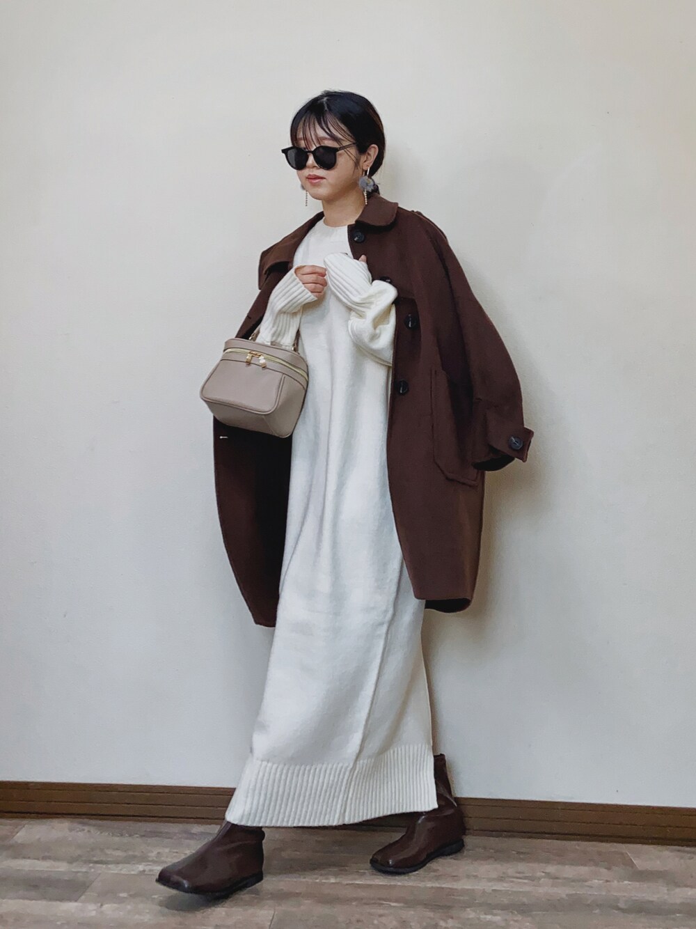 「クリスマスに着たい服、ニットワンピース、ロングワンピース、白ニット、ステンカラーコート、ミドル丈、マイベストコーデ2022、マキシ丈ワンピース、ブーツスタイル、ショートブーツ、スクエアトゥ、デートコーデ、ANGIE VINTAGE、淡色コーデ、ワンピーススタイル」｜「ANGIEのフィンガーホールマキシニットワンピース（ワンピース、ホワイト系）」を使った、Miiさん（レディース・159cm）の冬コーディネートの1枚目の写真