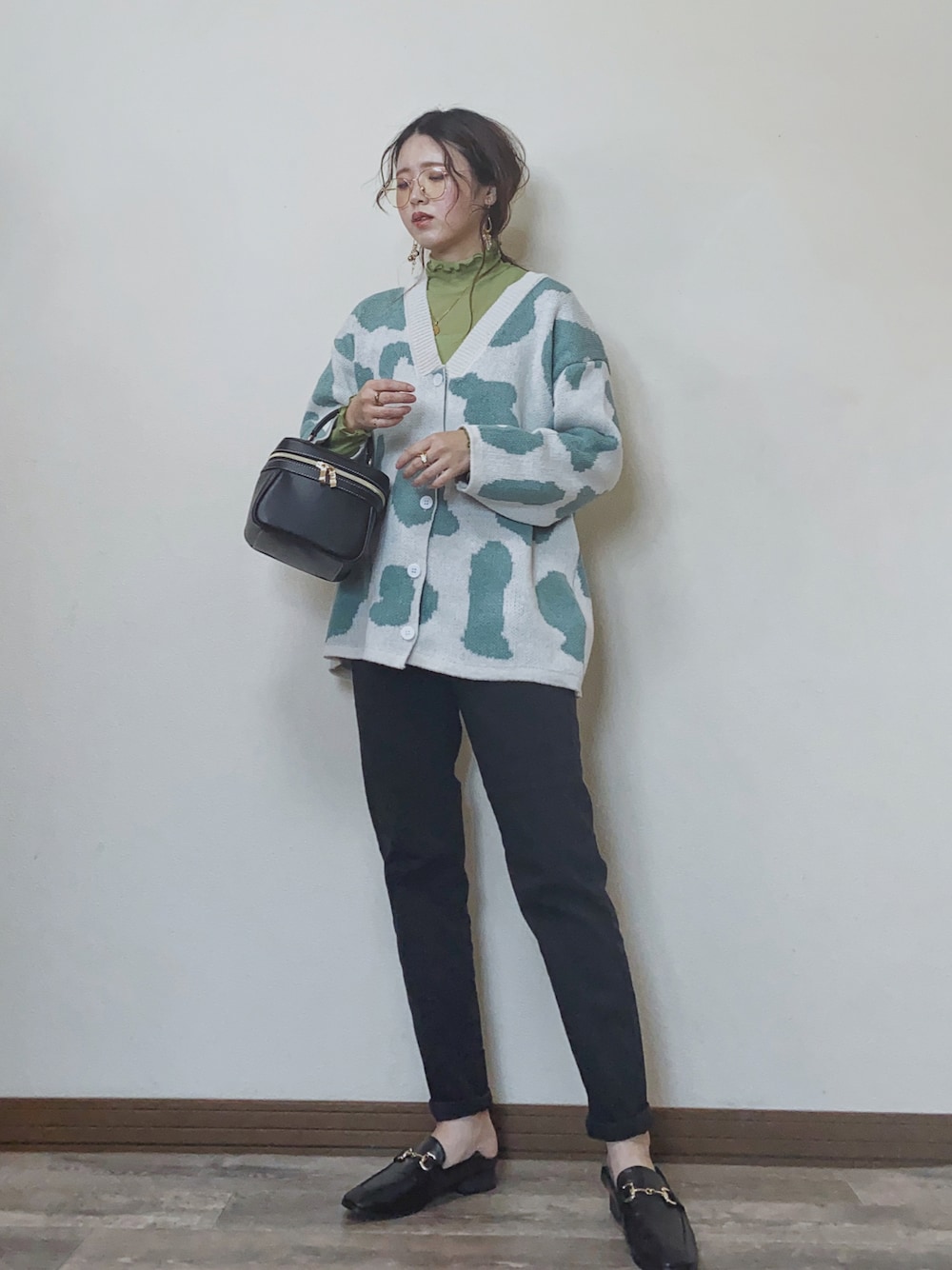 「春服みてみて、LHP、LHPWOMEN、LEE、leejapan、カーディガン、レイヤードスタイル、シアートップス、グリーン、ローファー、メガネ女子、courage、ラフォーレ原宿、春コーデ、パステル映える春」｜「L.H.Pのcourage/クラージュ/総柄オーバーサイズシルエットニットカーディガン（カーディガン/ボレロ、グリーン系）」を使った、Miiさん（レディース・159cm）の春コーディネートの1枚目の写真